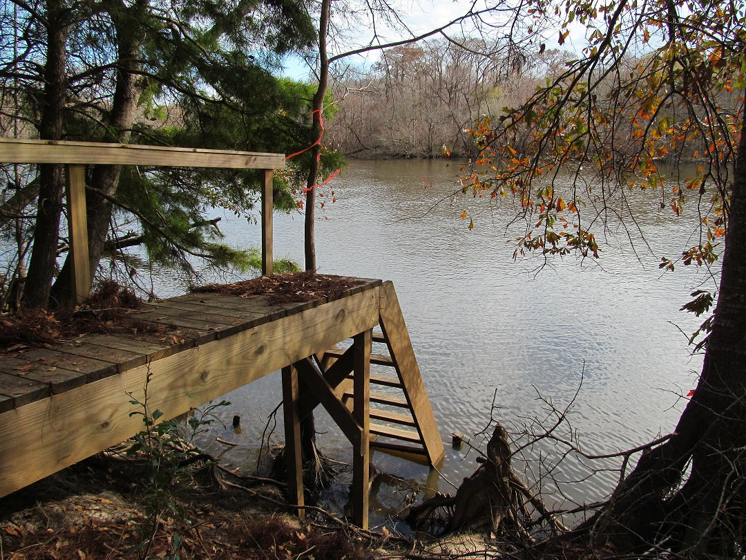 1.4 acre parcel on the Choctawhatchee River. Wooded. Oaks, Hardwoods & Cypress. Survey in the file. Environmental site Inspection in the file. Priced to sell!