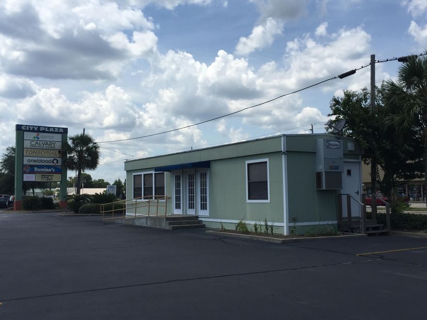 Located right on the road for great visibility. Can be used as an office or retail space.