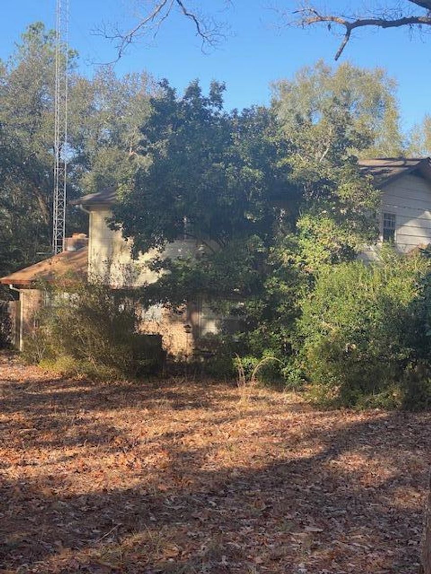FUTURE CHARMER!!! Updating or remodeling this split level 4/3, with pool, can give you the nicest home for miles...it sits pretty on 2.93 acres, with creek frontage! Opportunity Plus!!!
Sold 'as is'