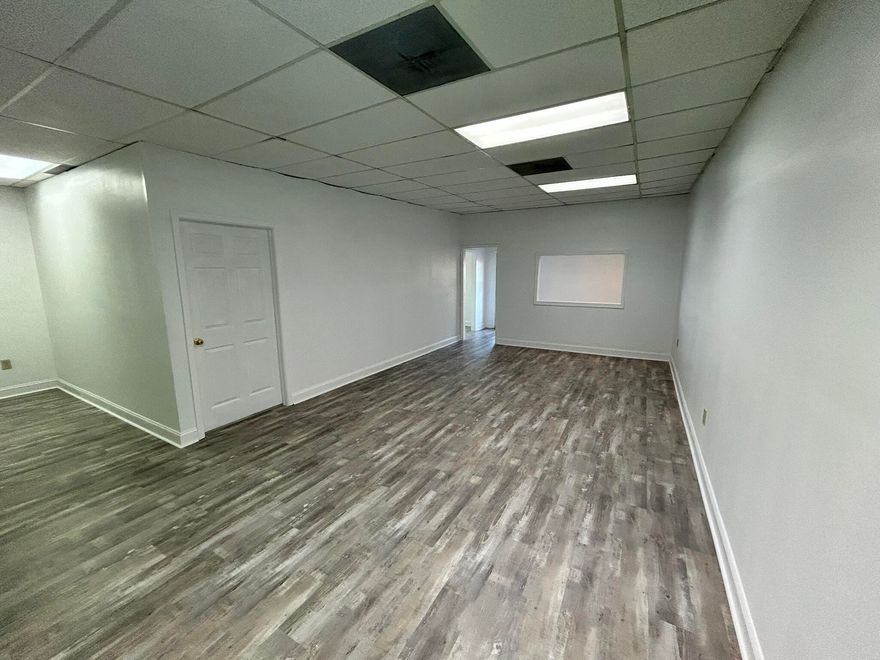 Great location on the South end of town! Perfect for a Professional or Doctor's office.