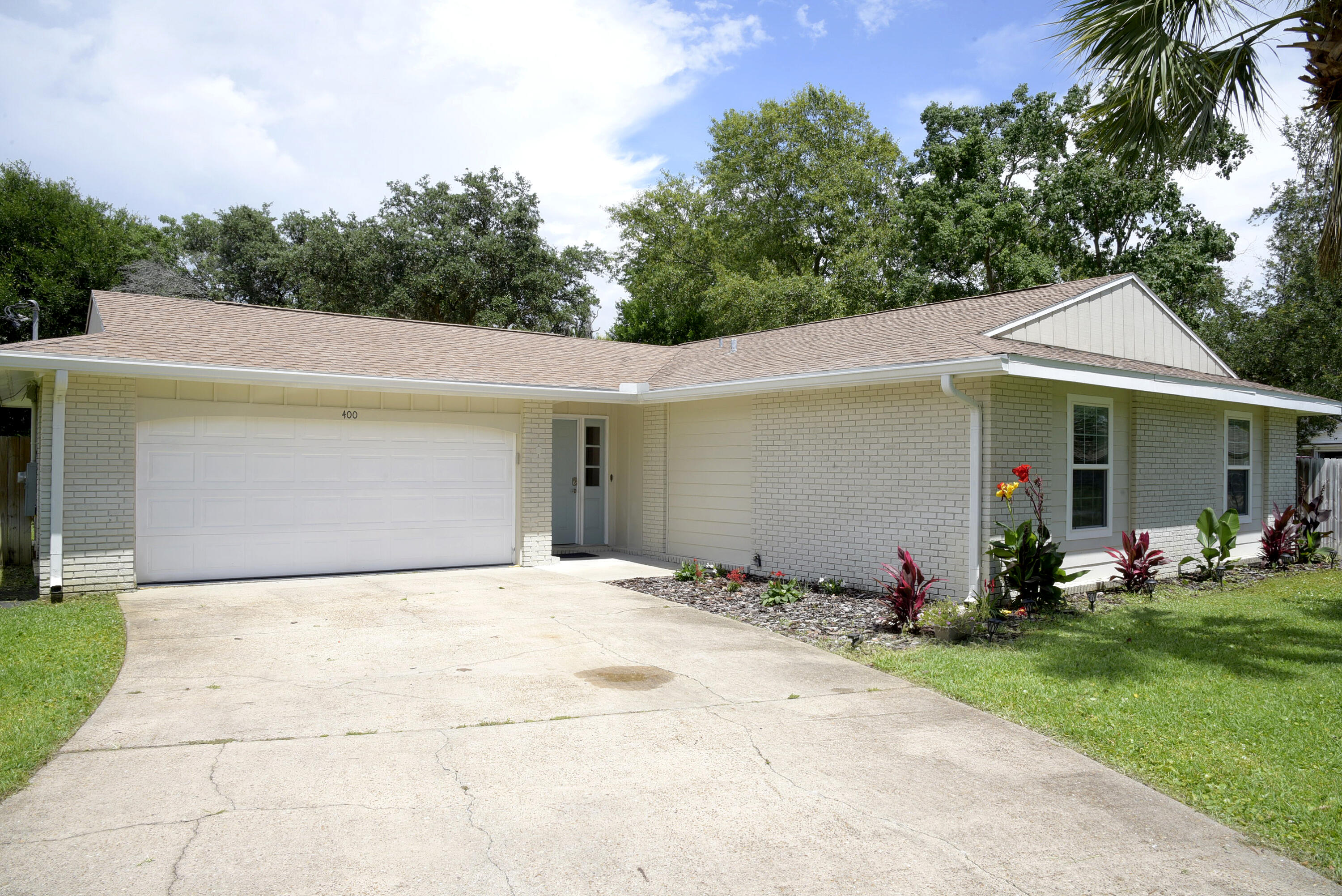 Welcome to this charming 3 bedroom, 2 bathroom house in Destin! This property boasts a privacy fenced backyard, perfect for enjoying the beautiful Florida weather in peace and seclusion. Just minutes away from the beach, this house offers the ideal combination of convenience and relaxation. Don't miss out on the opportunity to make this house your home!