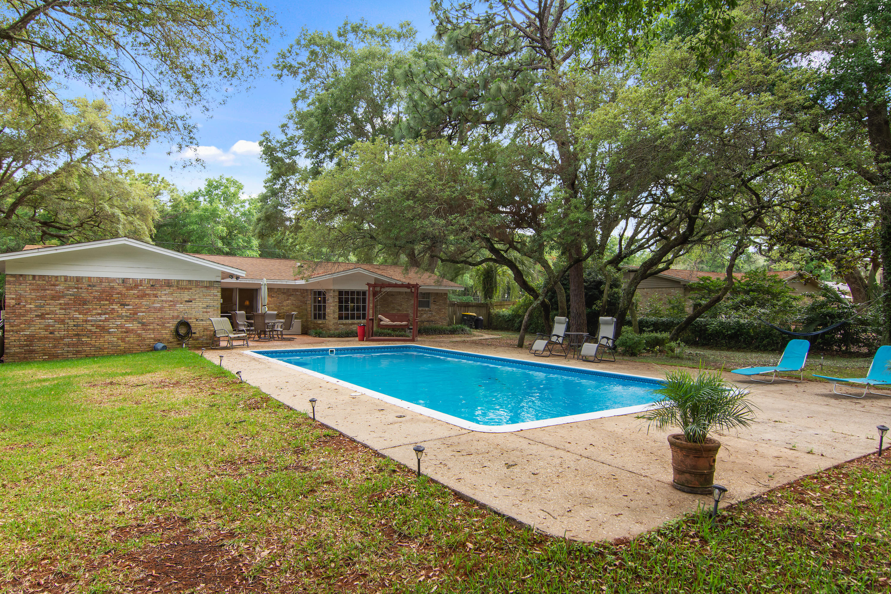 COUNTRY CLUB ESTATES - Residential