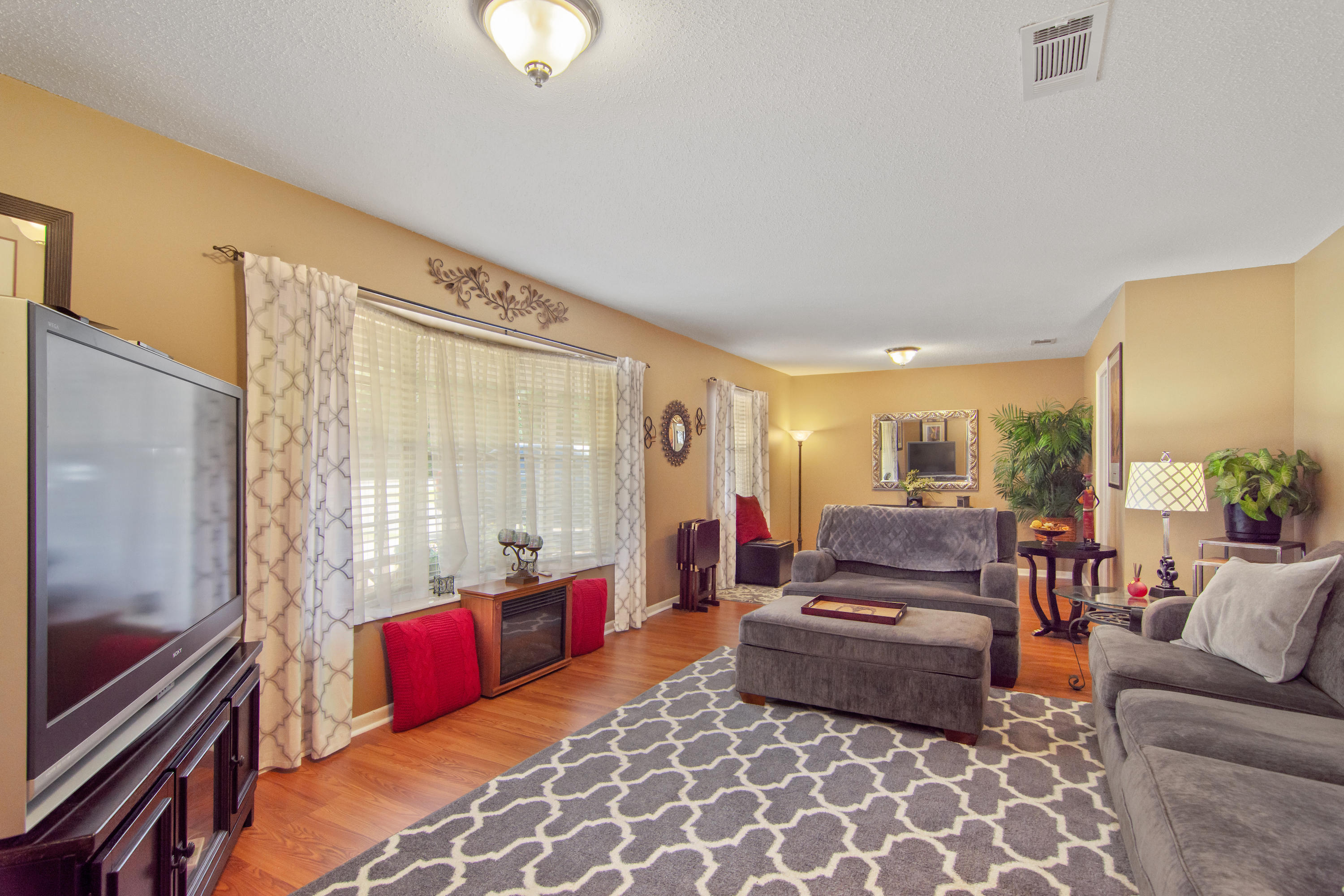 COUNTRY CLUB ESTATES - Residential