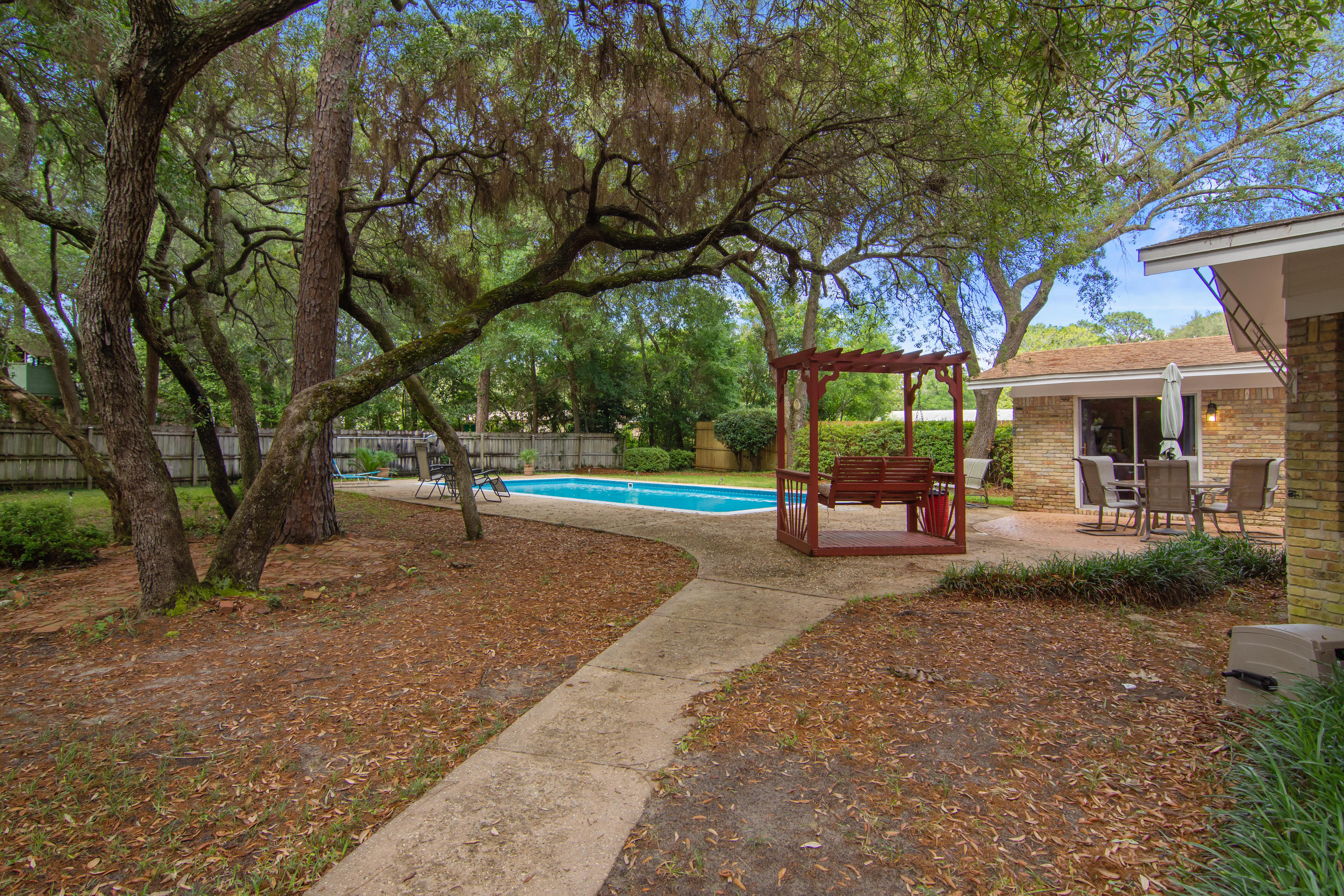 COUNTRY CLUB ESTATES - Residential