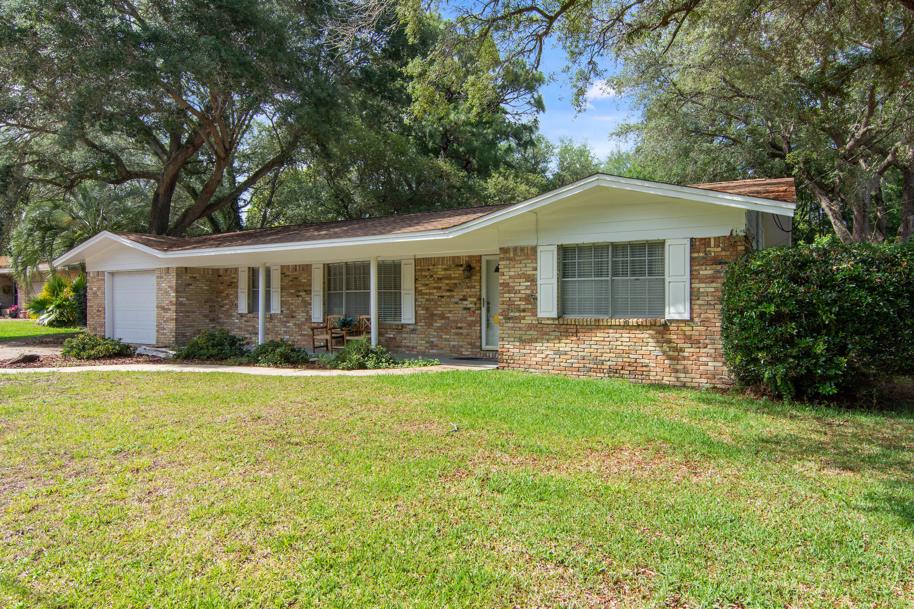 COUNTRY CLUB ESTATES - Residential