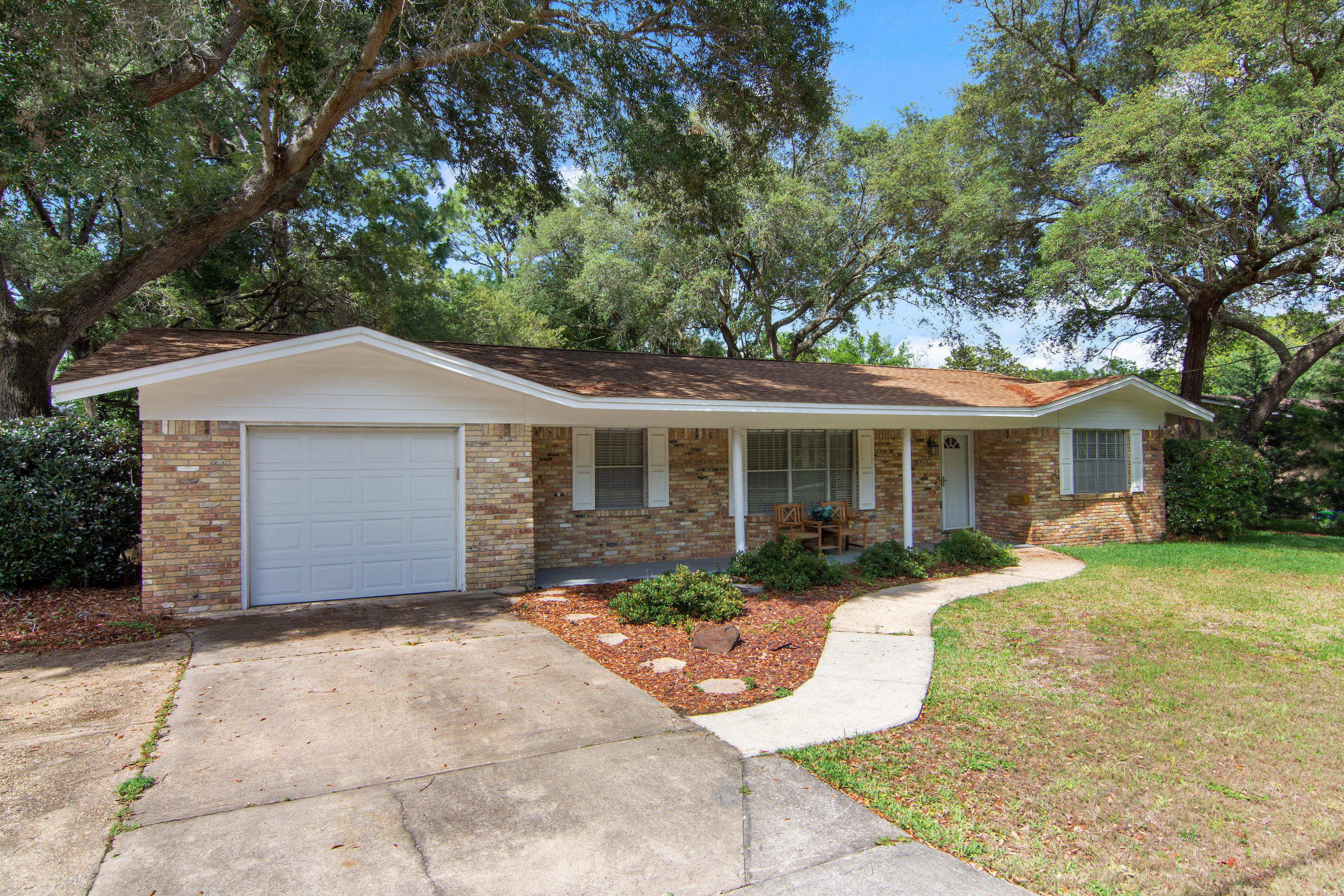 COUNTRY CLUB ESTATES - Residential