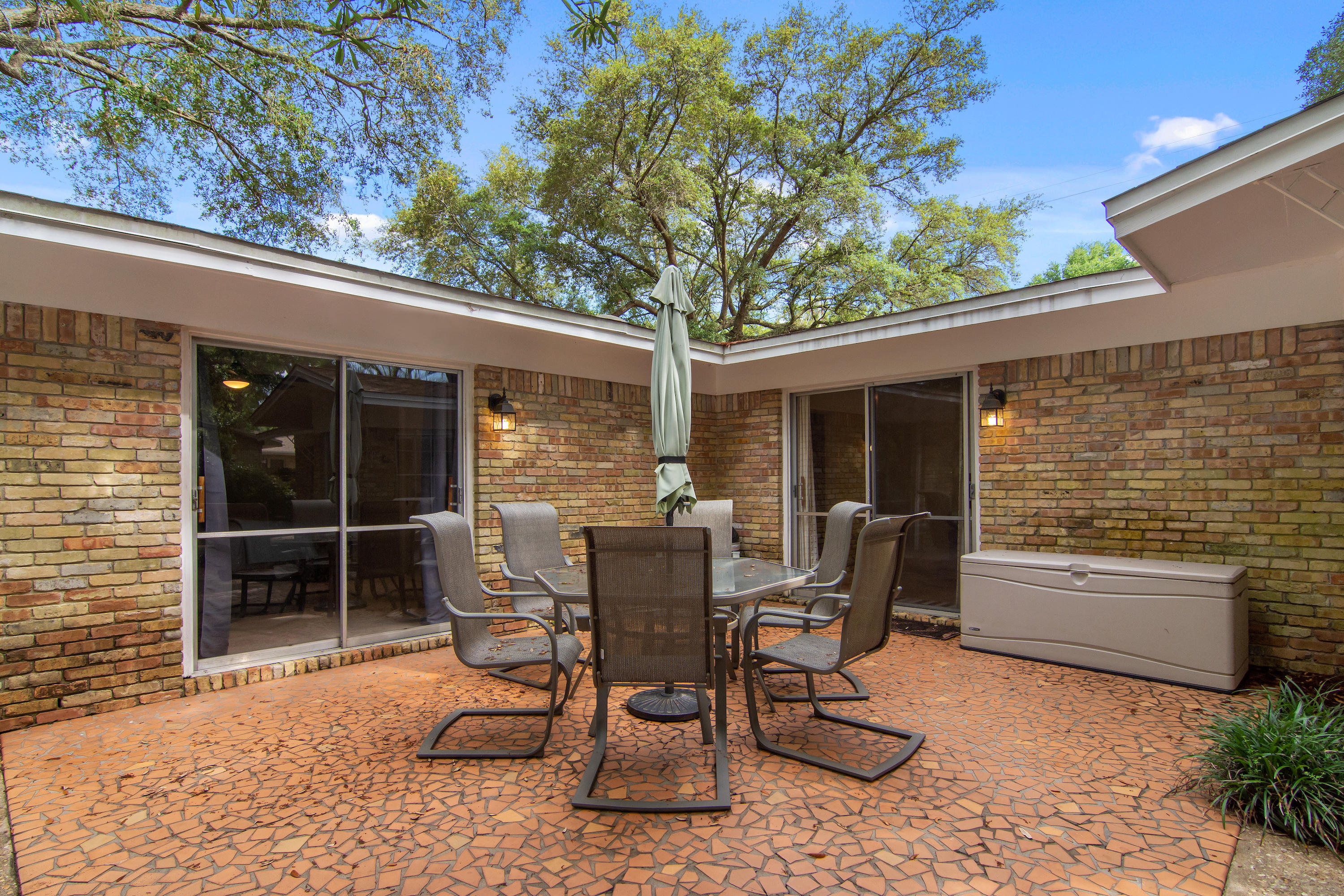 COUNTRY CLUB ESTATES - Residential