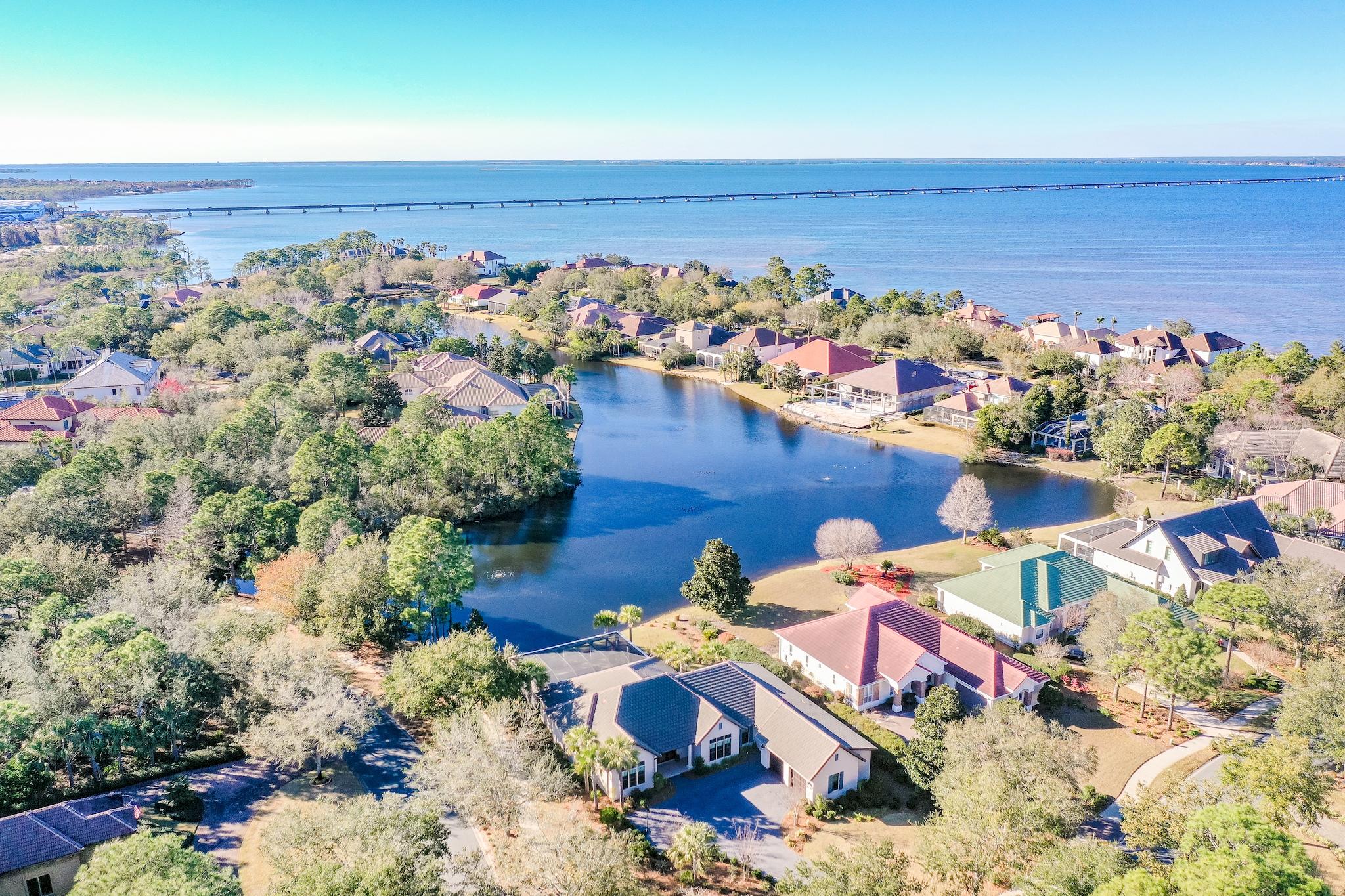 REGATTA BAY 
COMMODORE POINT - Residential