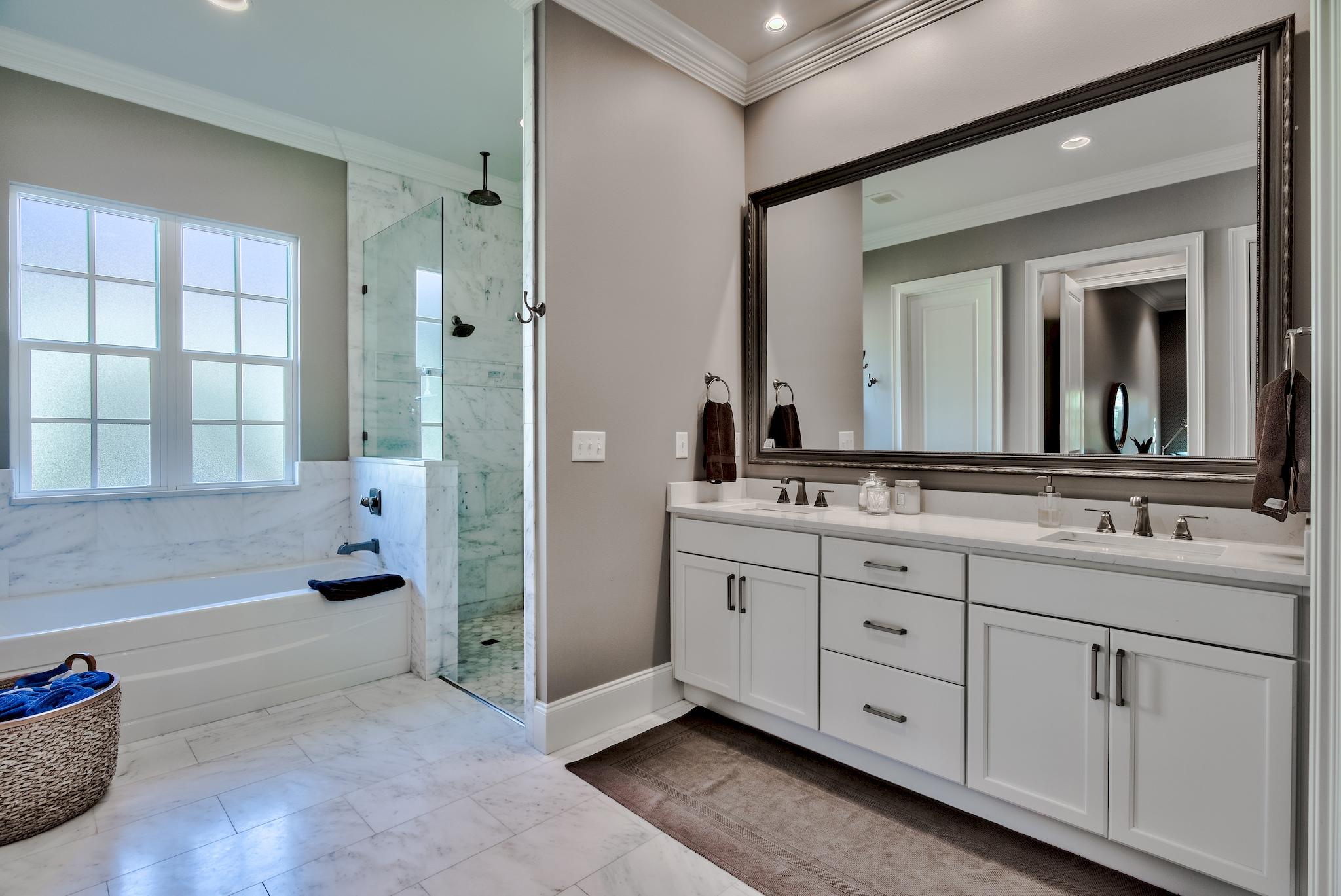 REGATTA BAY 
COMMODORE POINT - Residential