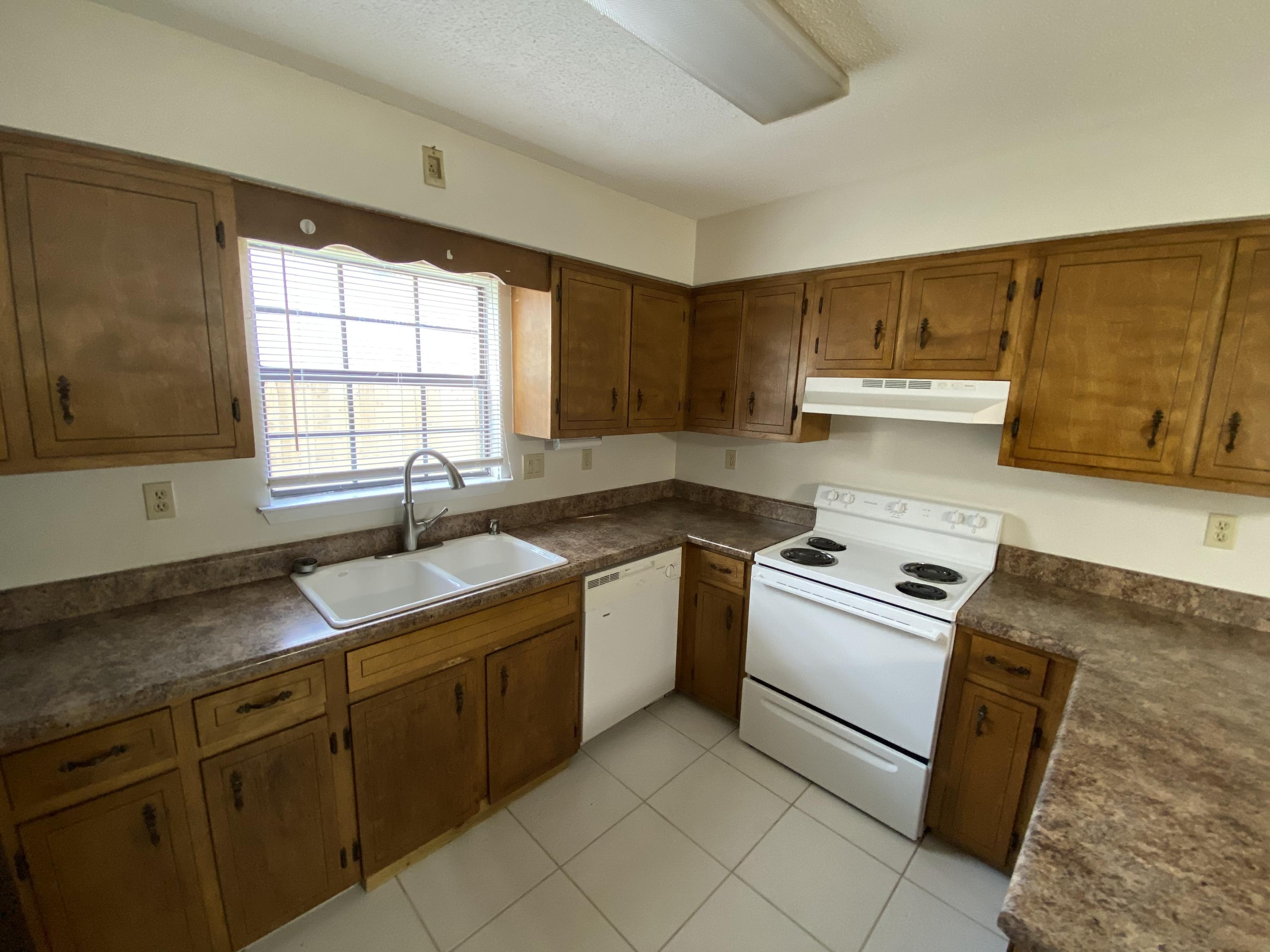 PINEWOOD ESTATES 2 - Residential Lease