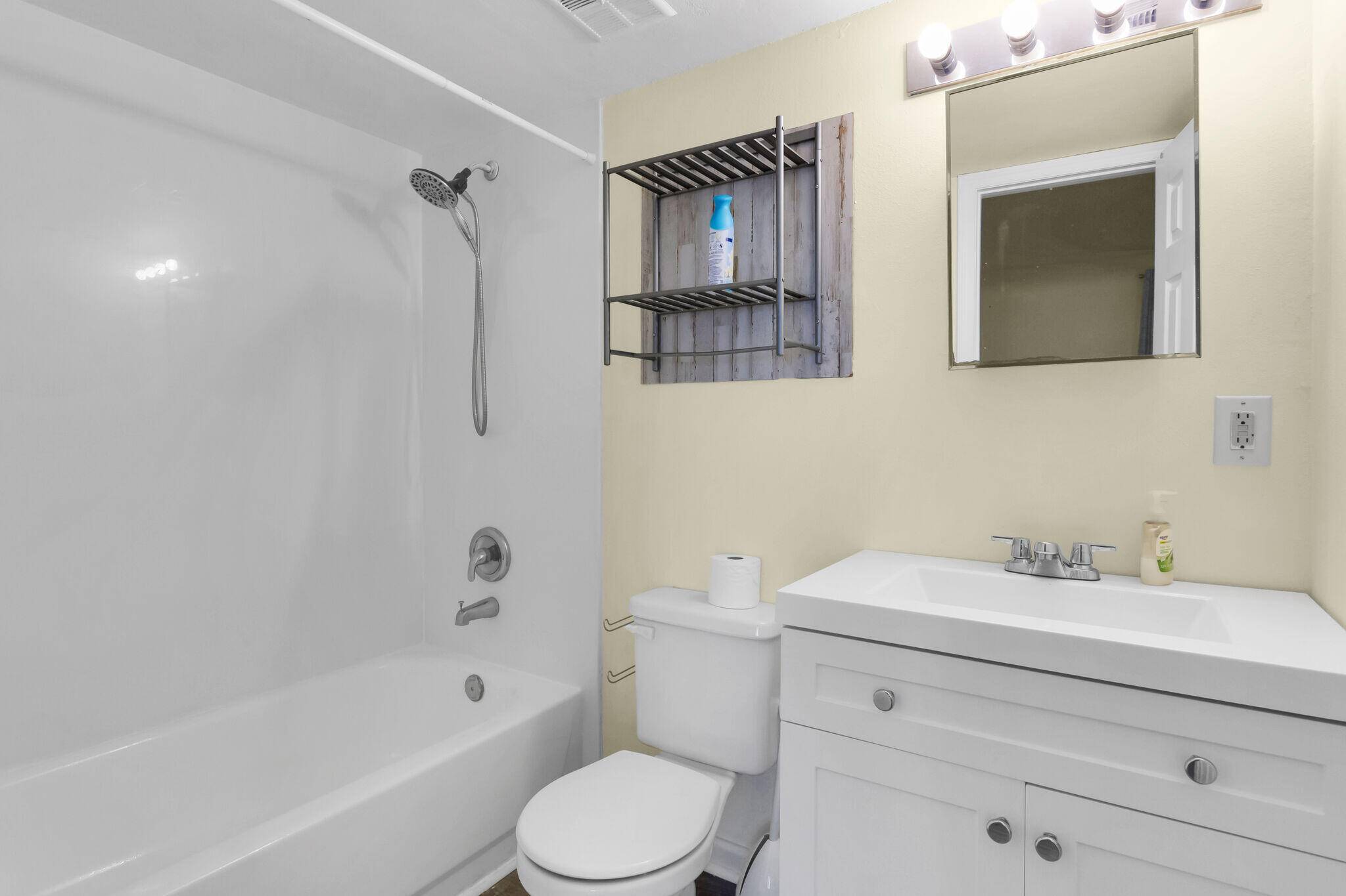 FINISTERRA CONDO - Residential Lease