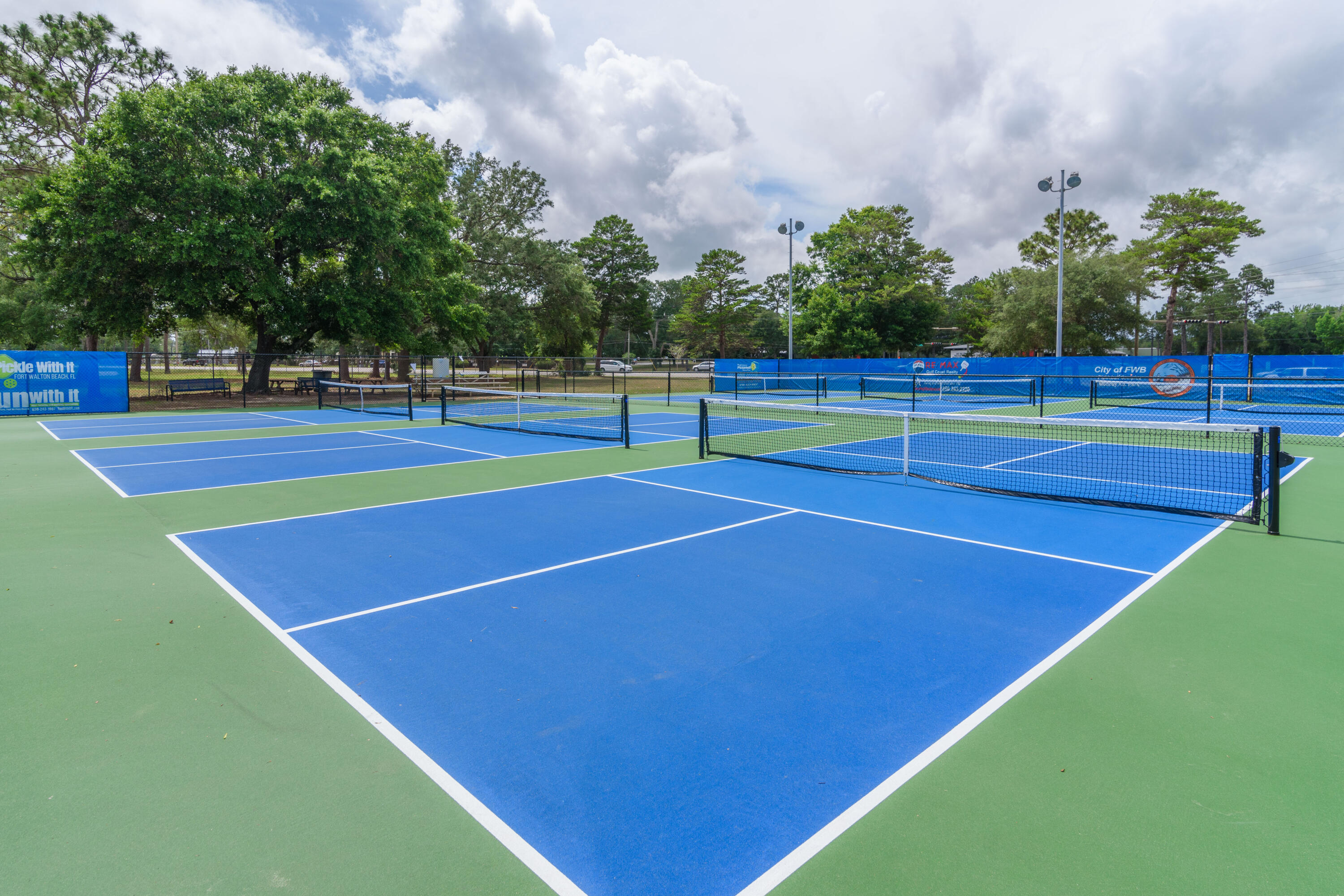 COUNTRY CLUB ESTATES - Residential