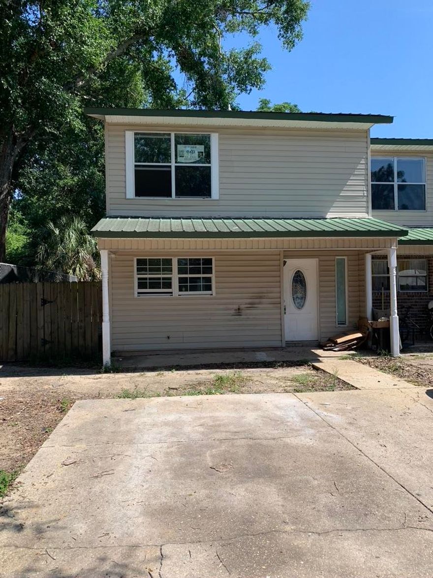 This 3 bedroom, 1.5 bath townhome is a blank canvas awaiting your vision. Great potential for sweat equity or a long-term rental. One mile to Twin Hills Park with Bark Park, Kids Park, beautiful walking trail around a pond, exercise station, stadium, gymnasium, tennis, volleyball, and more! Less  than 1.5 miles to downtown Crestview for shopping and dining. Only 40 minutes to the gorgeous beaches of Okaloosa Island.