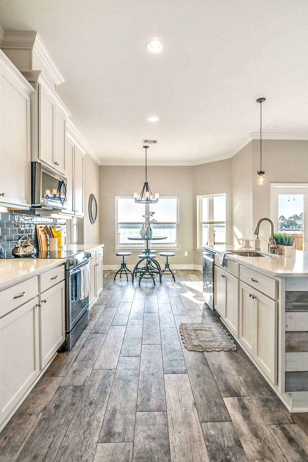 ROBLEDAL ESTATES - Residential