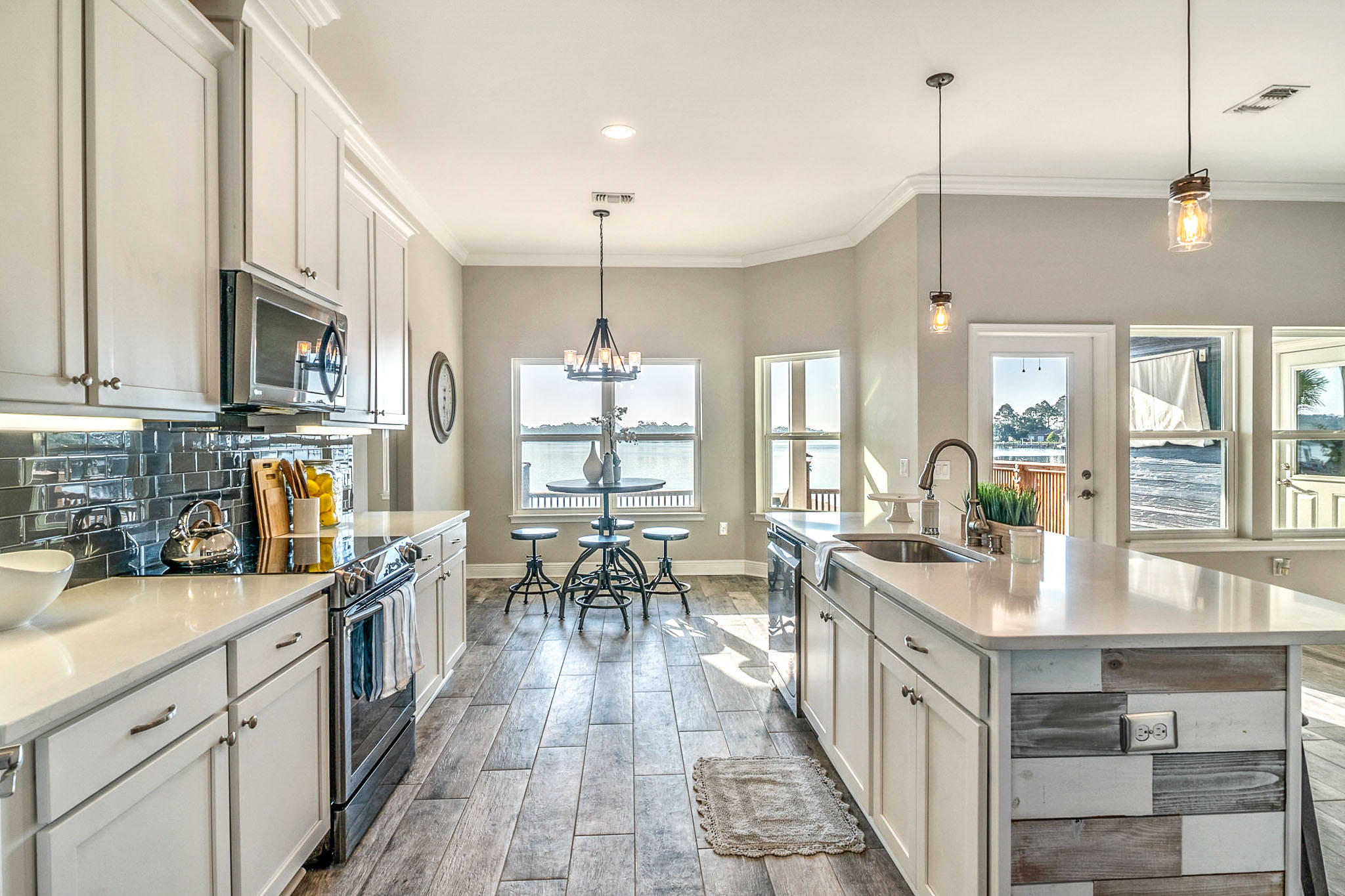 ROBLEDAL ESTATES - Residential