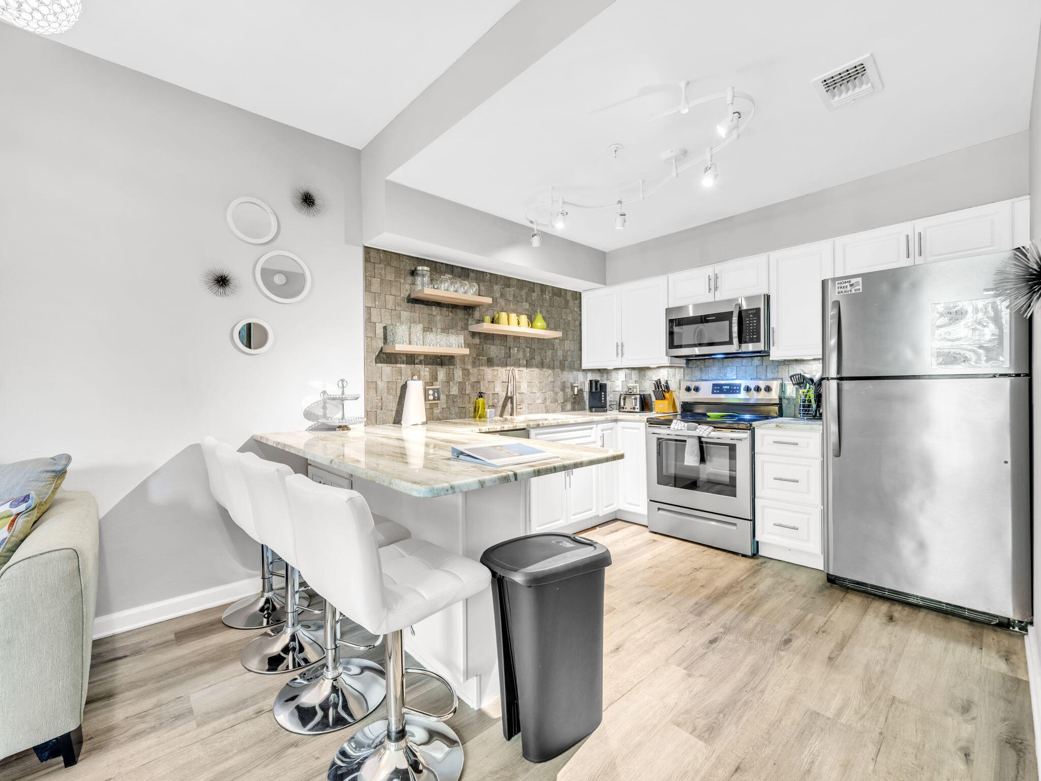 POINTE OF VIEW CONDO - Residential Lease