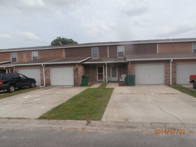 Low Maintenance Living...! Great 3 Bd / 2 Ba town home offers 1 car garage, open living area with tile, laminate floors in master bedroom, fenced back yard. Great starter home opportunity or rental investment. Prior to seller receipt & approval of the full title package from foreclosure, title to the Property will be conveyed by a quit claim deed.