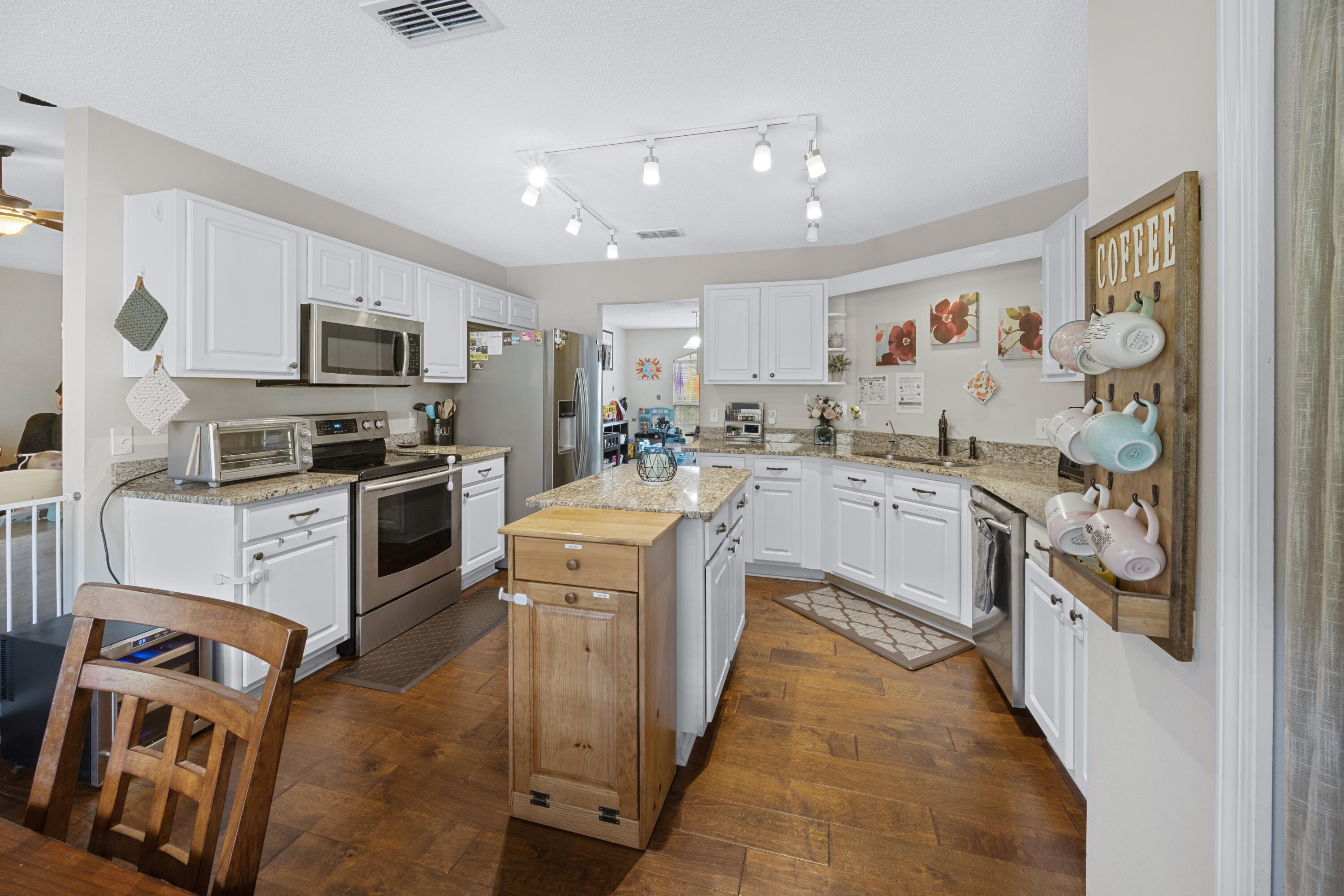 COUNTRYVIEW ESTATES 10TH ADDN - Residential