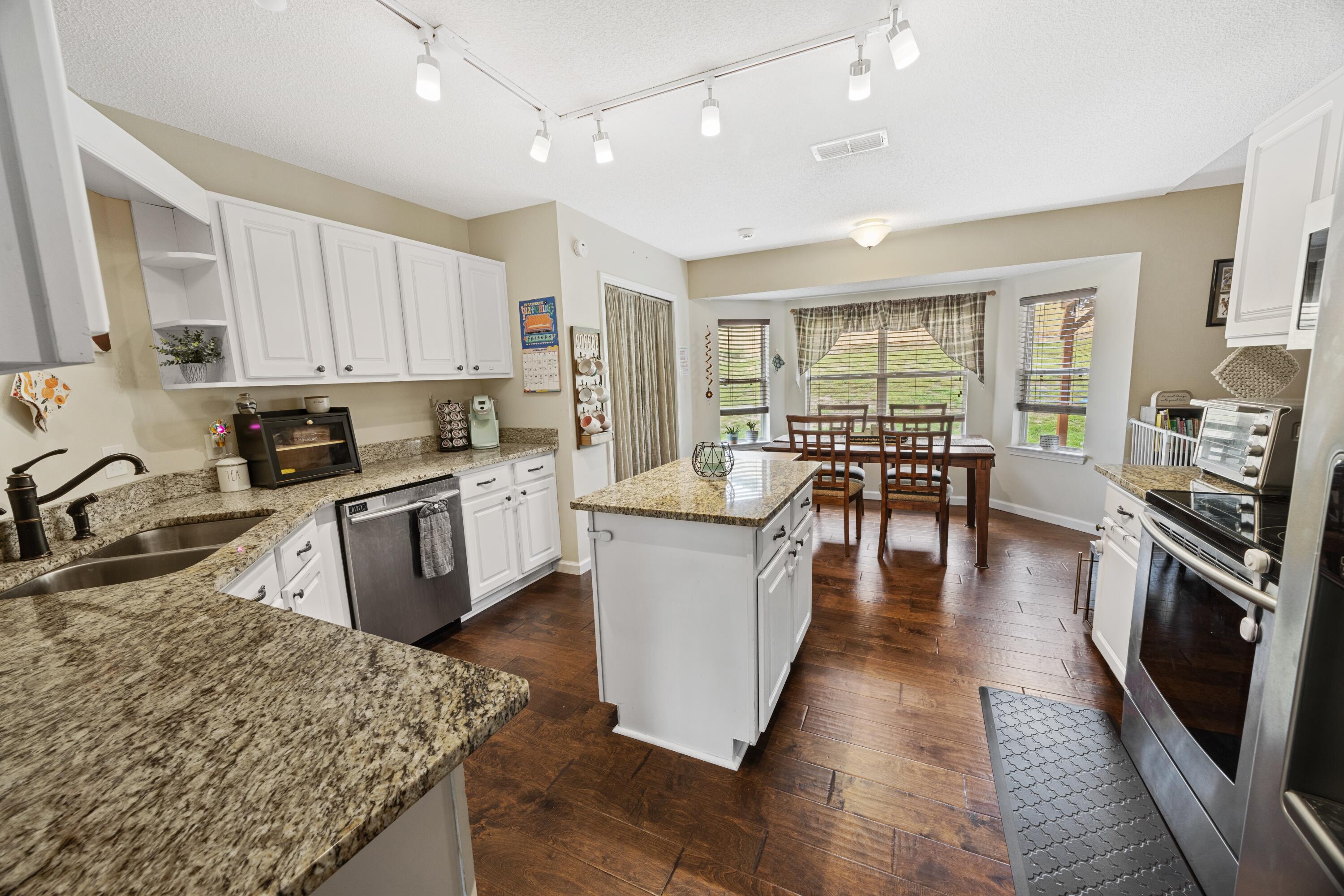 COUNTRYVIEW ESTATES 10TH ADDN - Residential