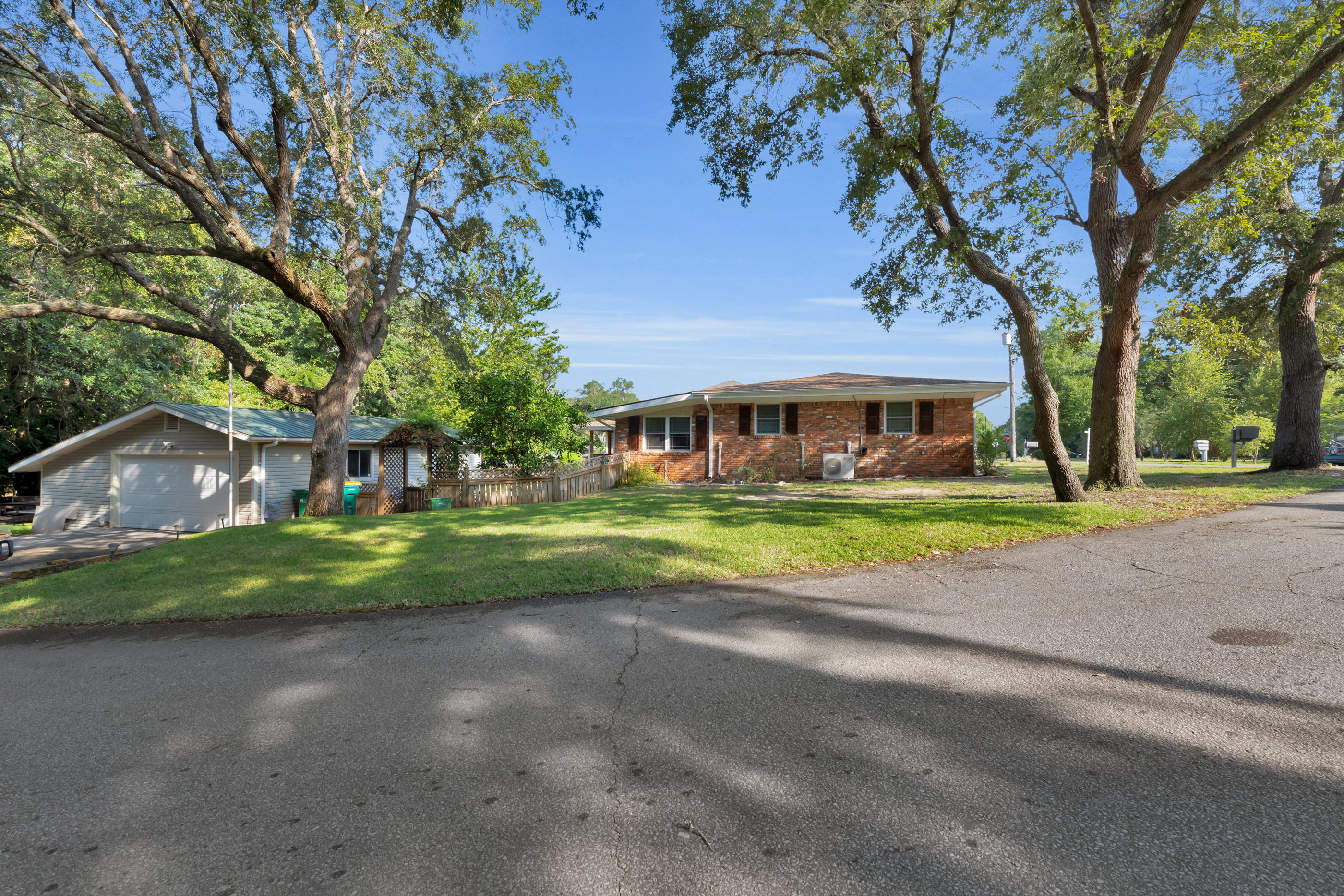 SPRINGHILL S/D LOT 23 - Residential