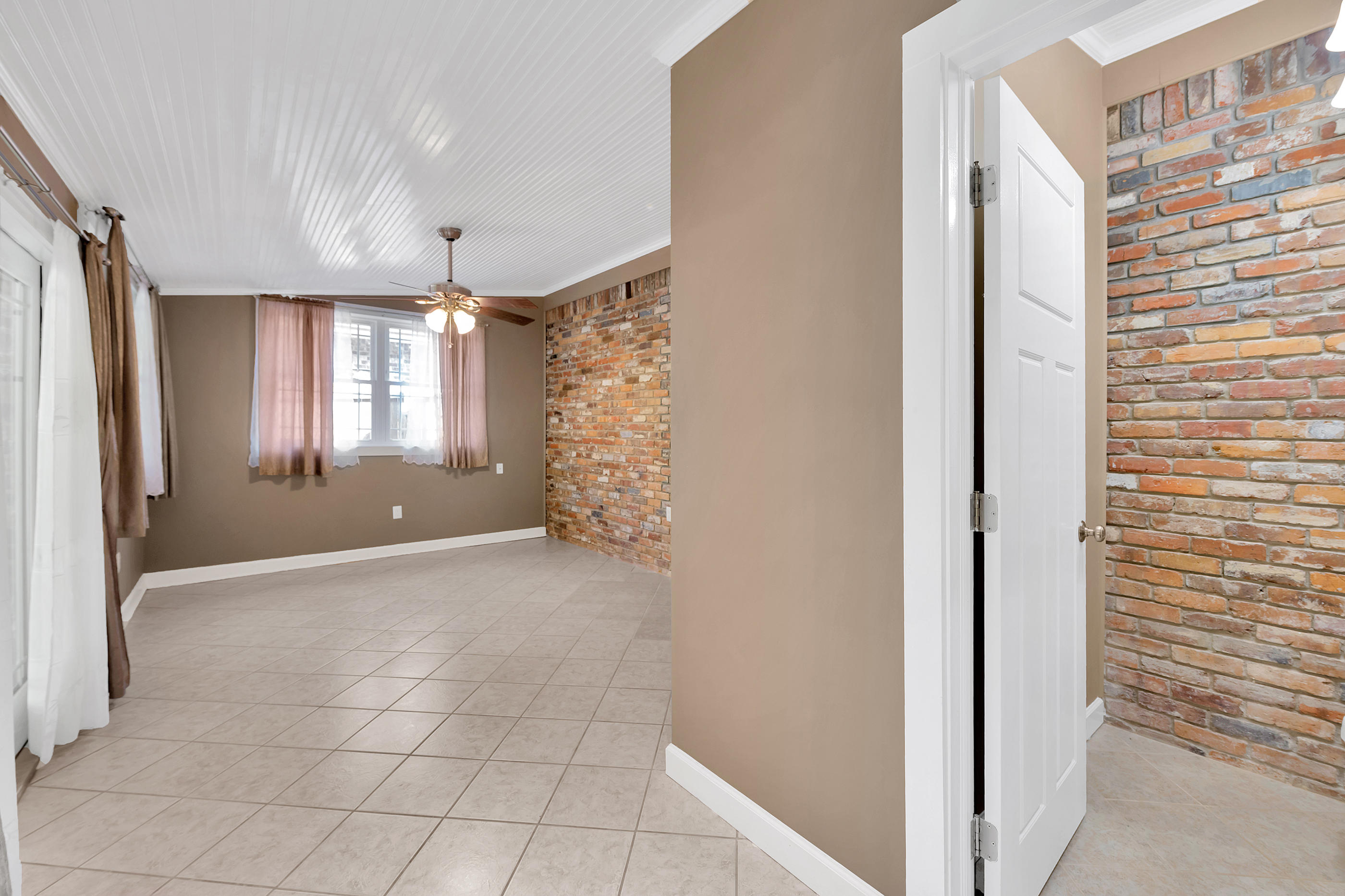 SPRINGHILL S/D LOT 23 - Residential