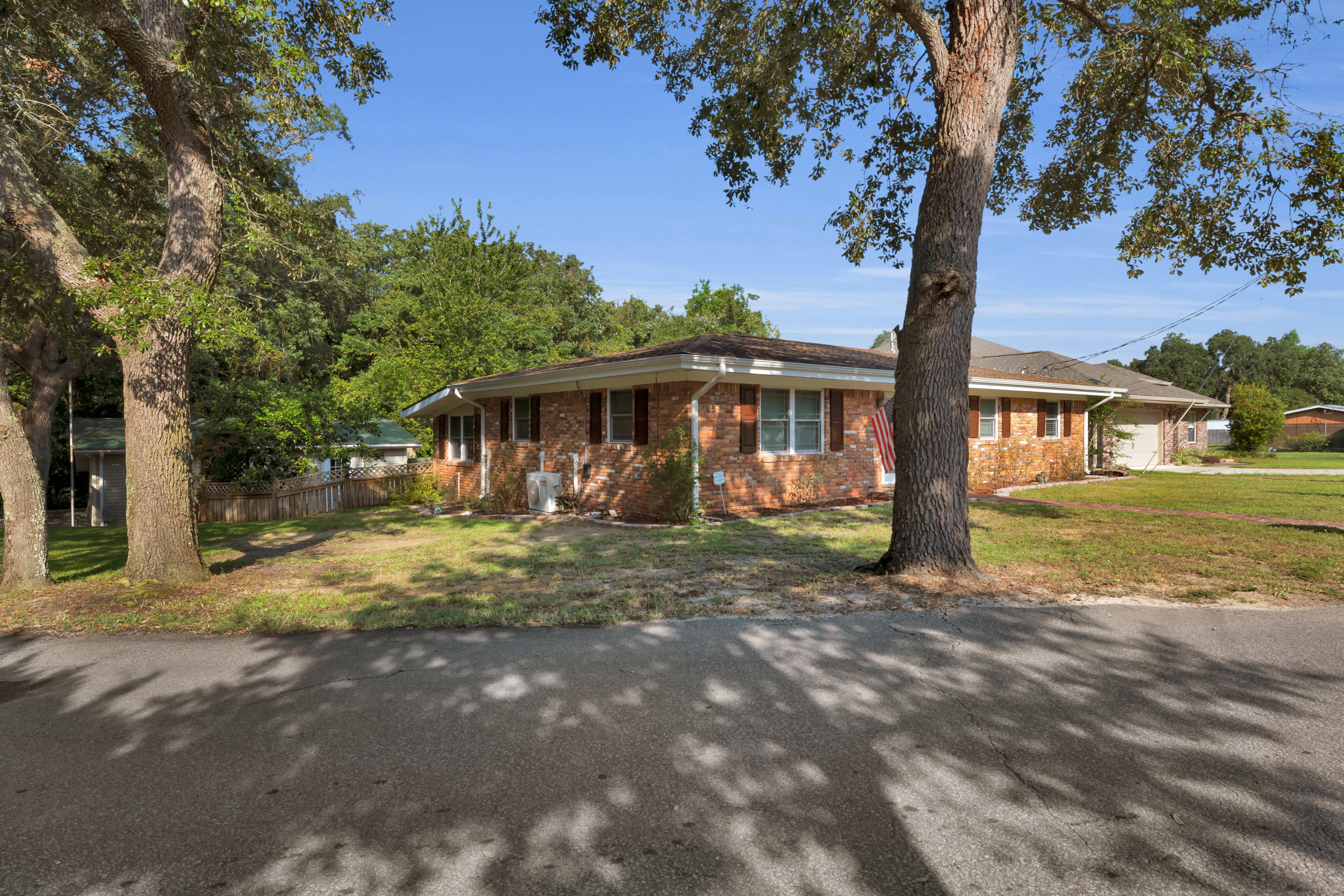 SPRINGHILL S/D LOT 23 - Residential