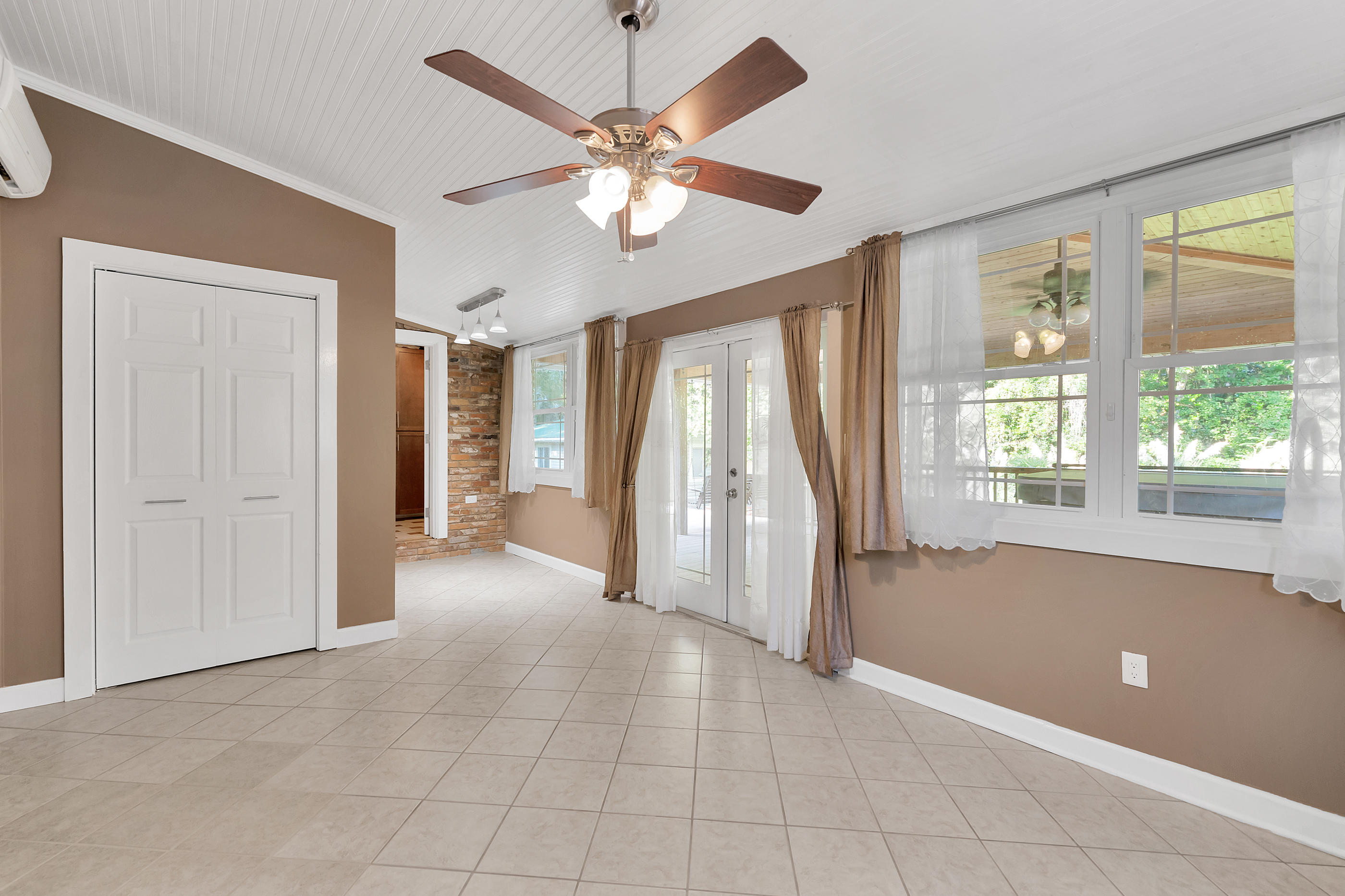 SPRINGHILL S/D LOT 23 - Residential