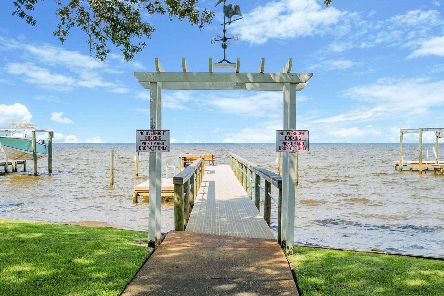 PELICAN BAY - Land