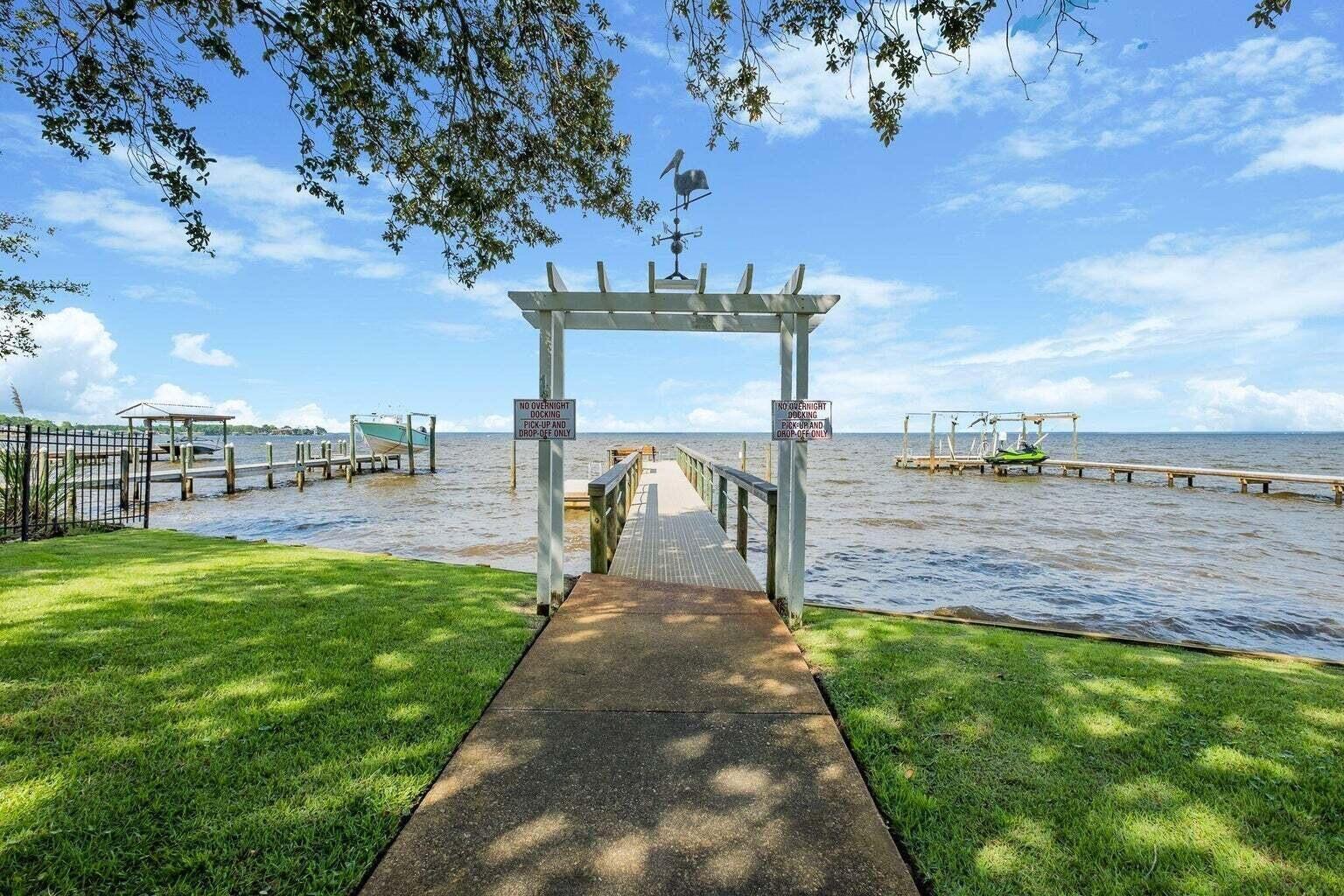 PELICAN BAY - Land