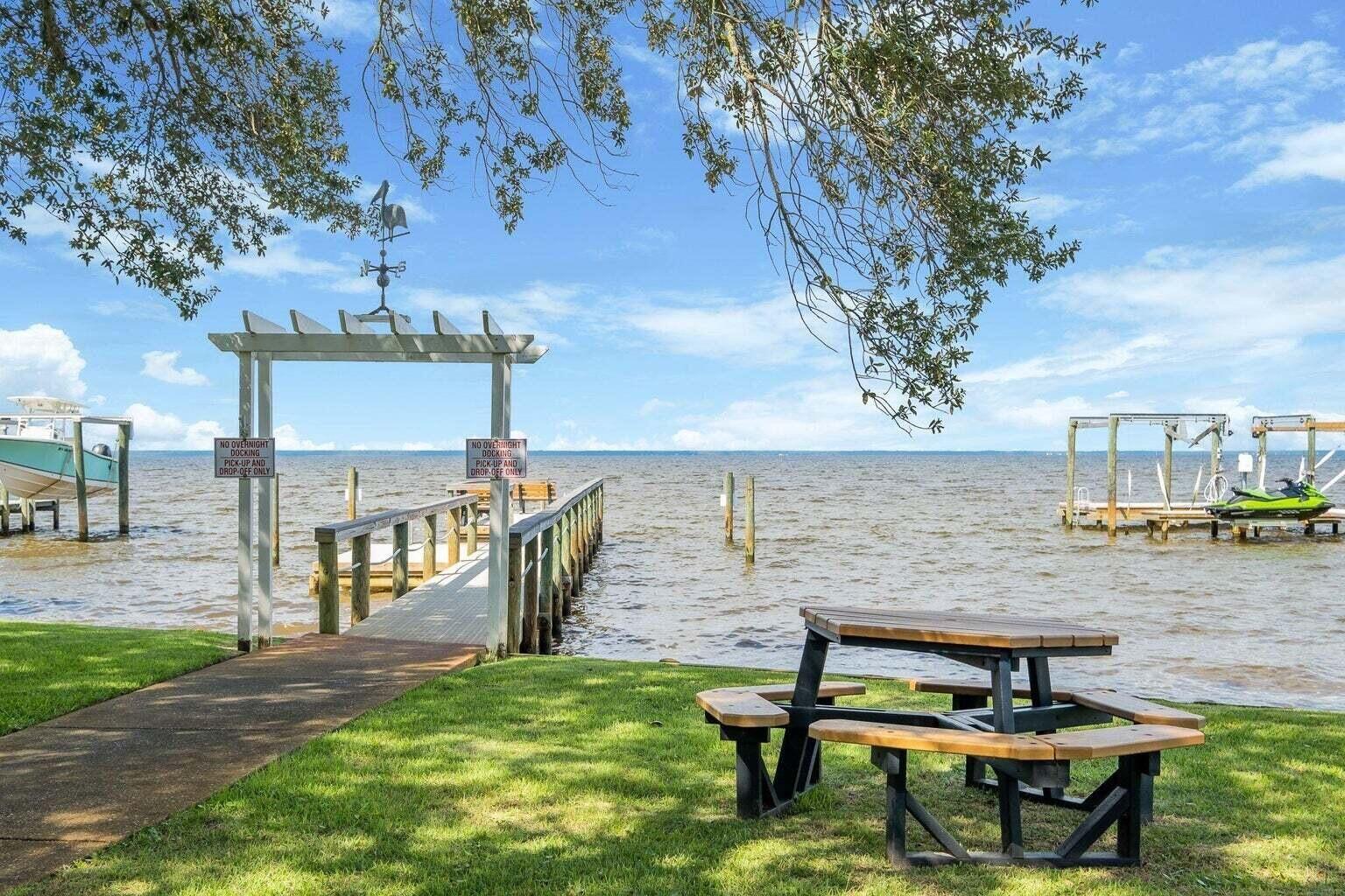PELICAN BAY - Land