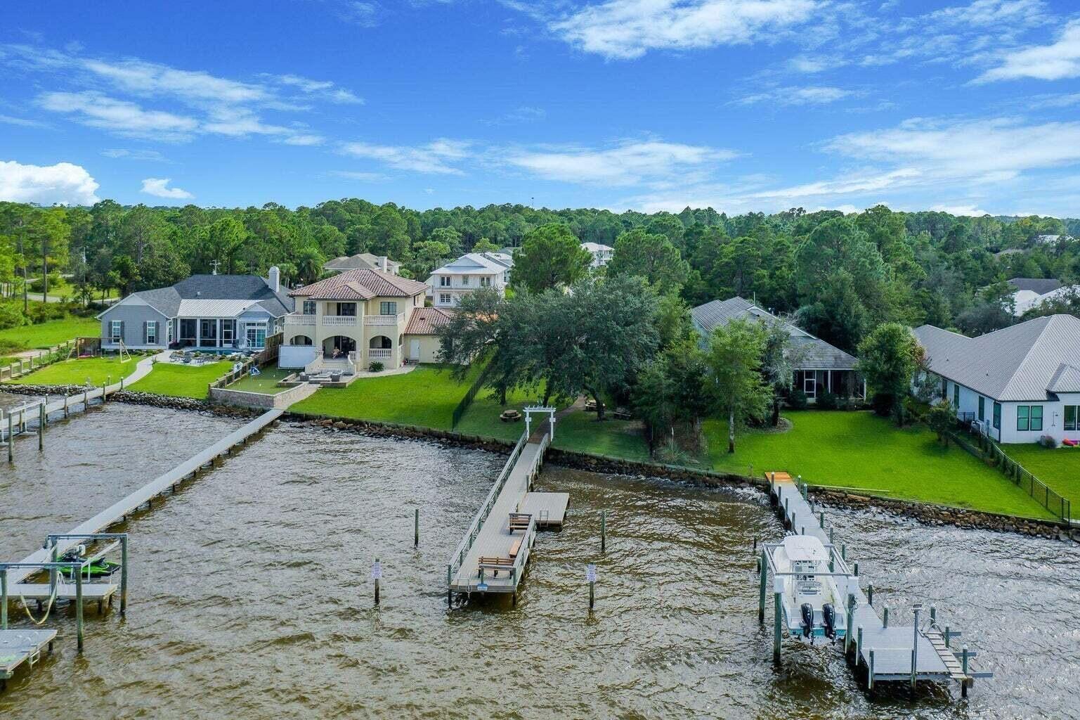 PELICAN BAY - Land