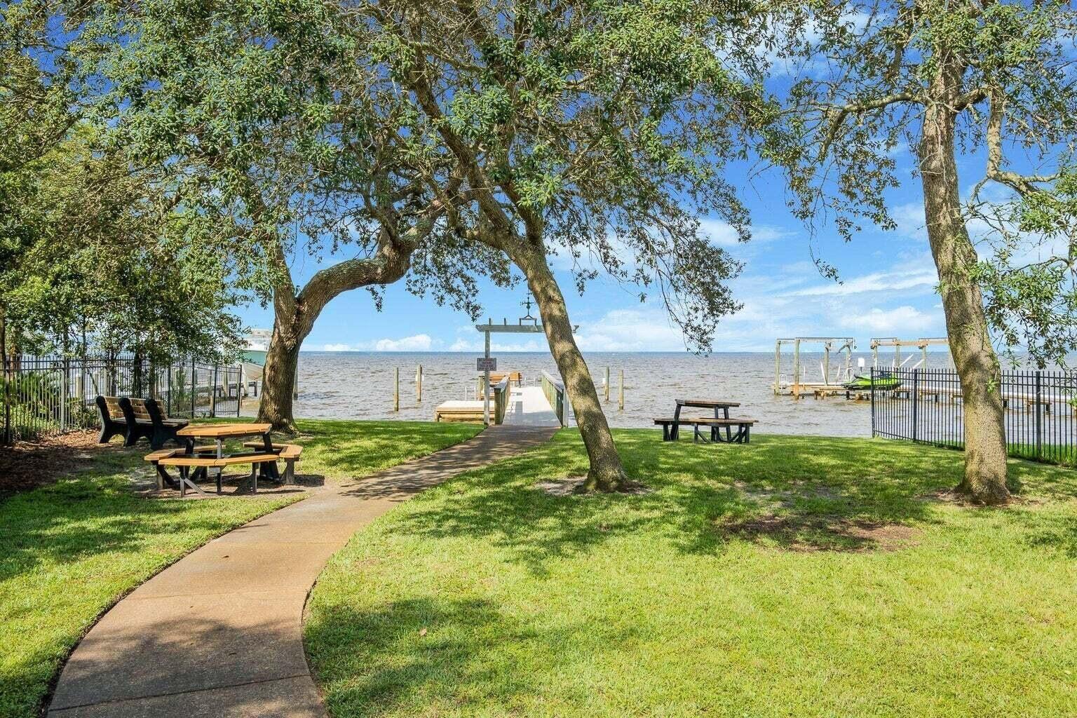 PELICAN BAY - Land