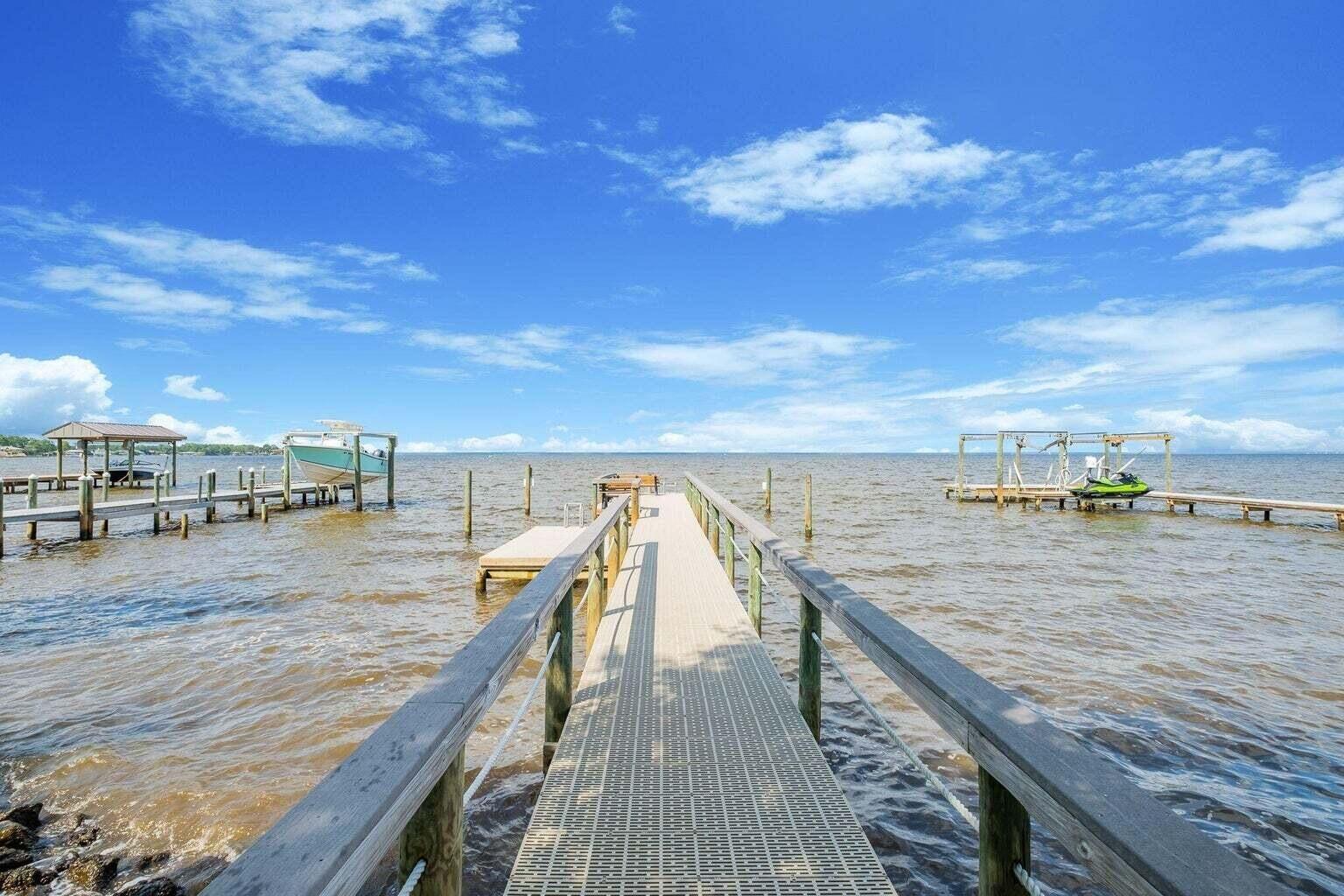 PELICAN BAY - Land