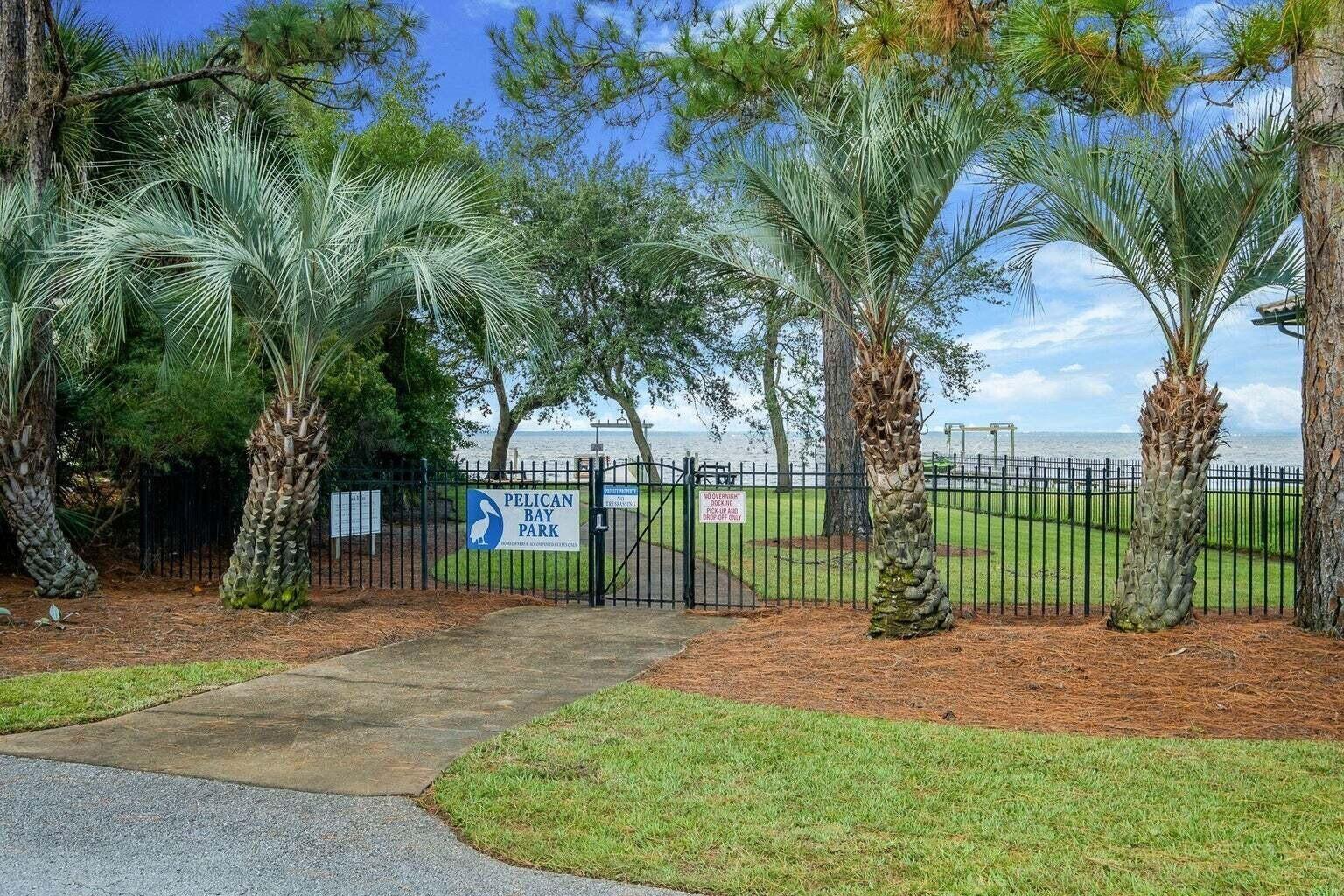 PELICAN BAY - Land