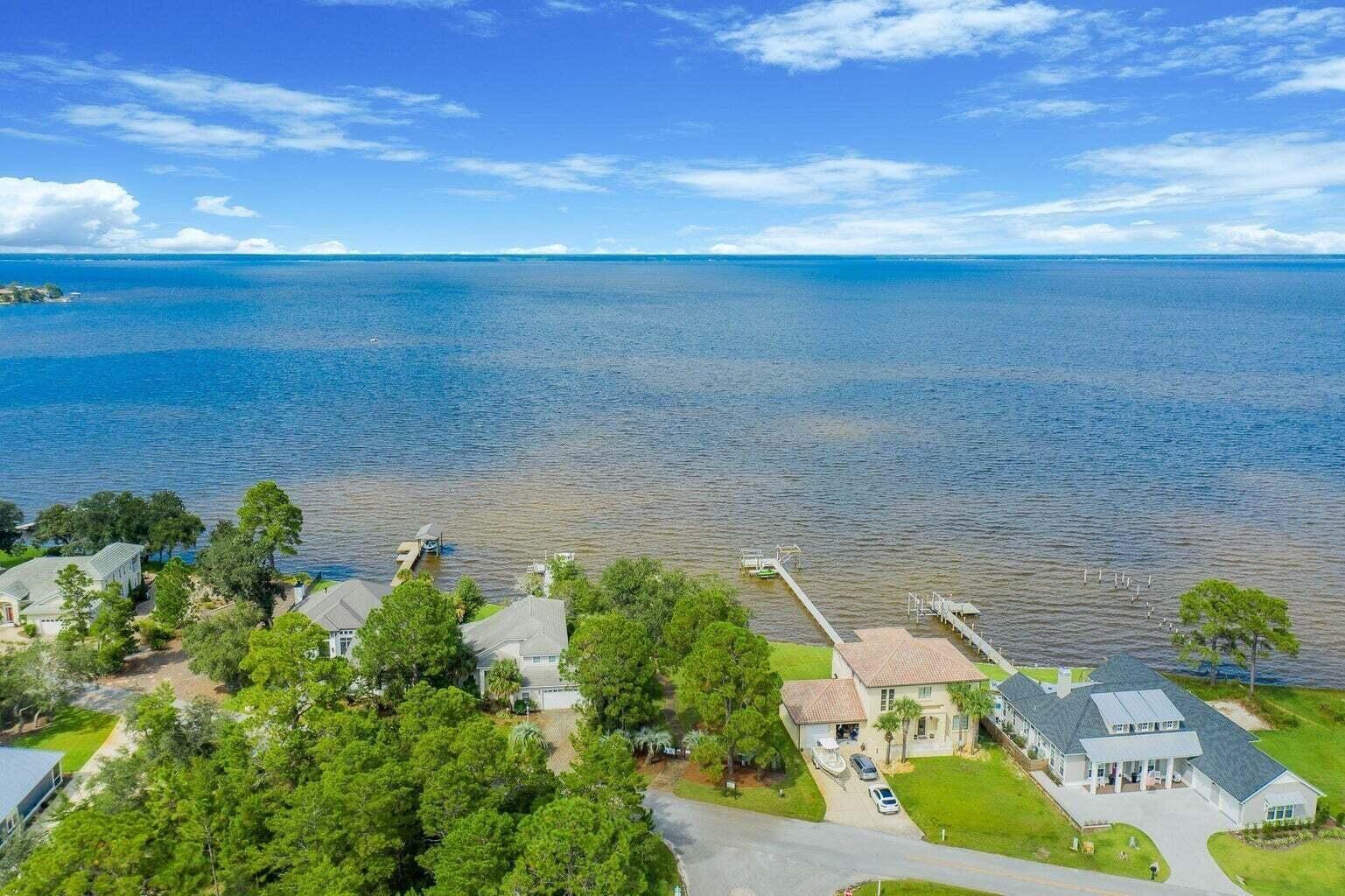 PELICAN BAY - Land