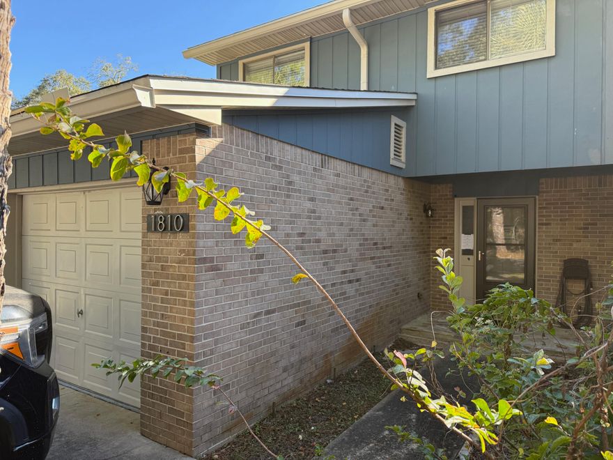 3 bedrooms and 2.5 bathrooms close proximity to Highway 20. Conveniently located in central Niceville. Buyer to verify all pertinent including lot dimensions and square footage.Property is being sold As-Is.