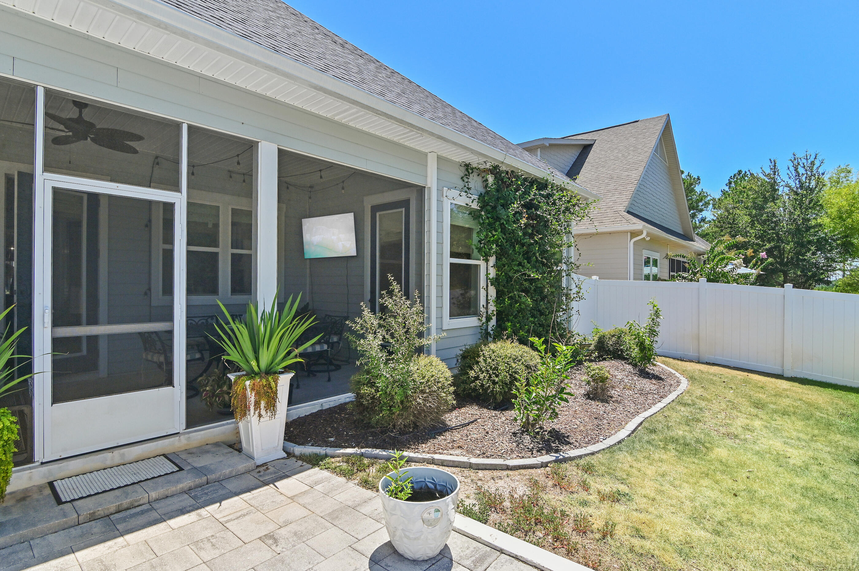 PARADISE COVE - Residential