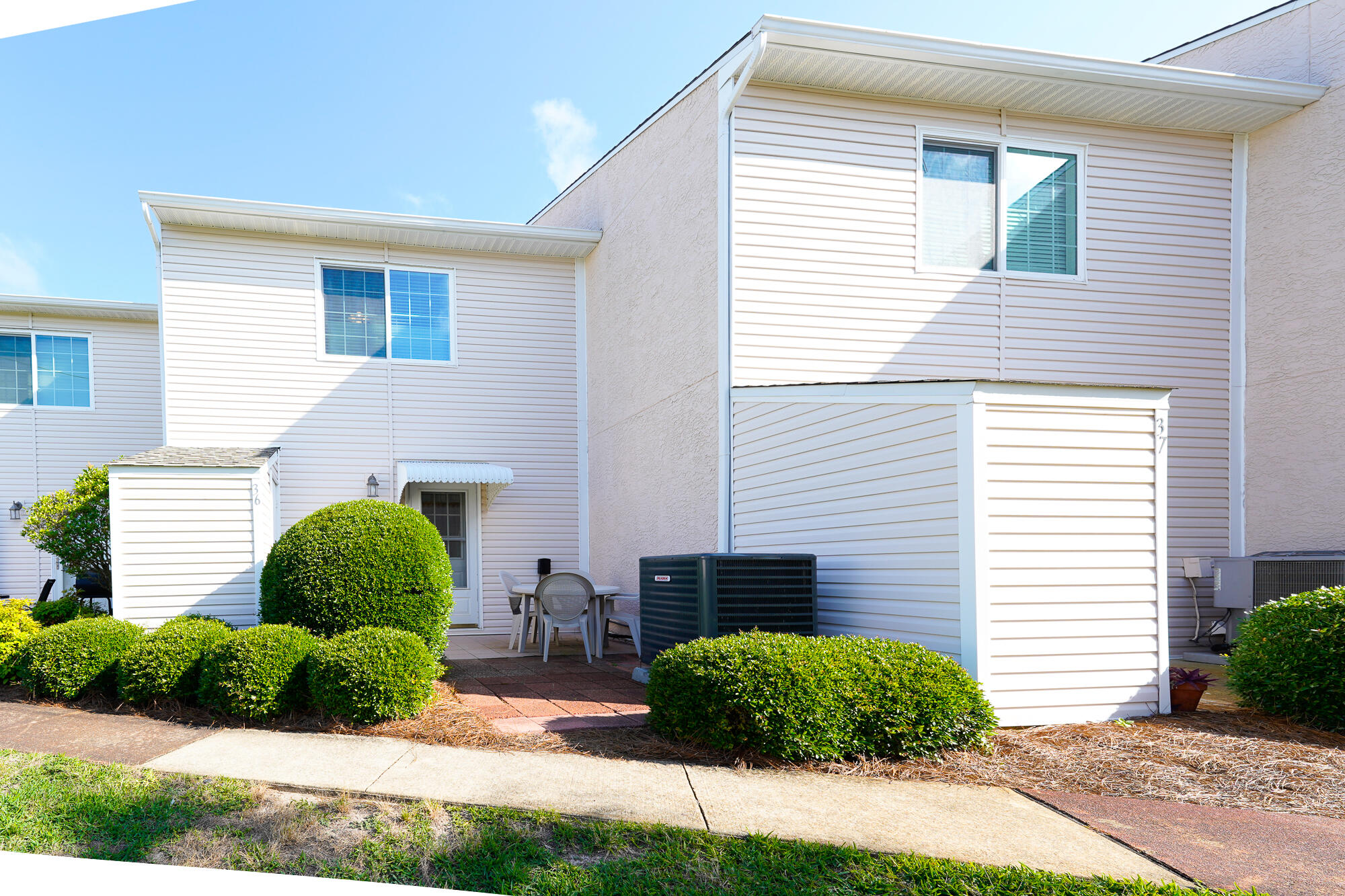 WOODLAND SHORES TOWNHOMES PHASE IV - Residential