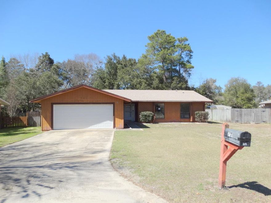 Join the desirable and scenic community of Bluewater Bay with this opportunity property. Bluewater Bay is known for its bike paths, mature trees and foliage, and fantastic location and this is your chance to make it your home. Located in Bluewater Bay Village, this home is situated on a cul-de-sac and features a stone fireplace, master bedroom with ensuite bathroom and private entry to the backyard, and spacious eat-in kitchen. Additionally, the property has a large lot providing plenty of outdoor living space in both the backyard and front yard.