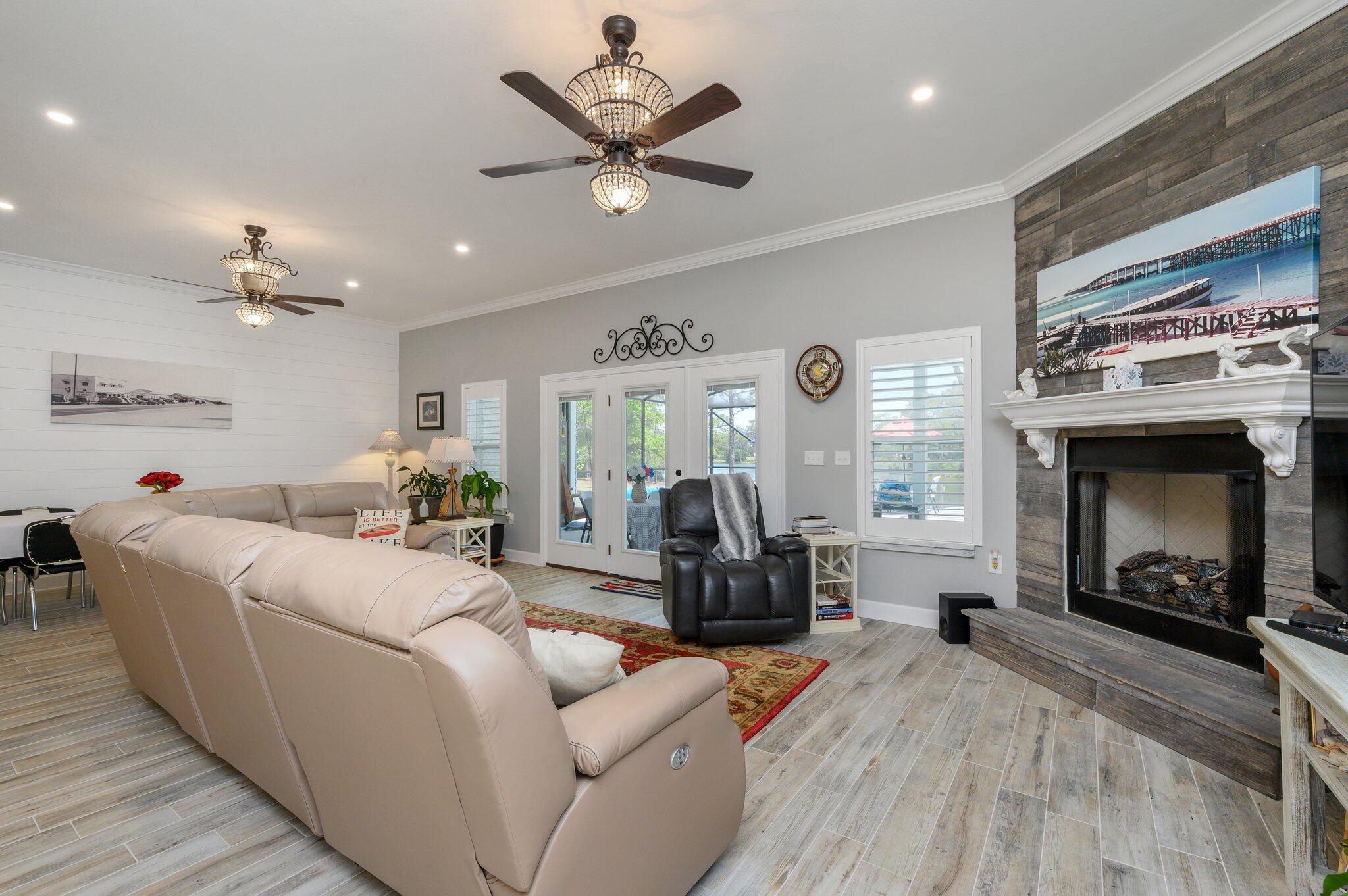 MIRROR LAKE - Residential