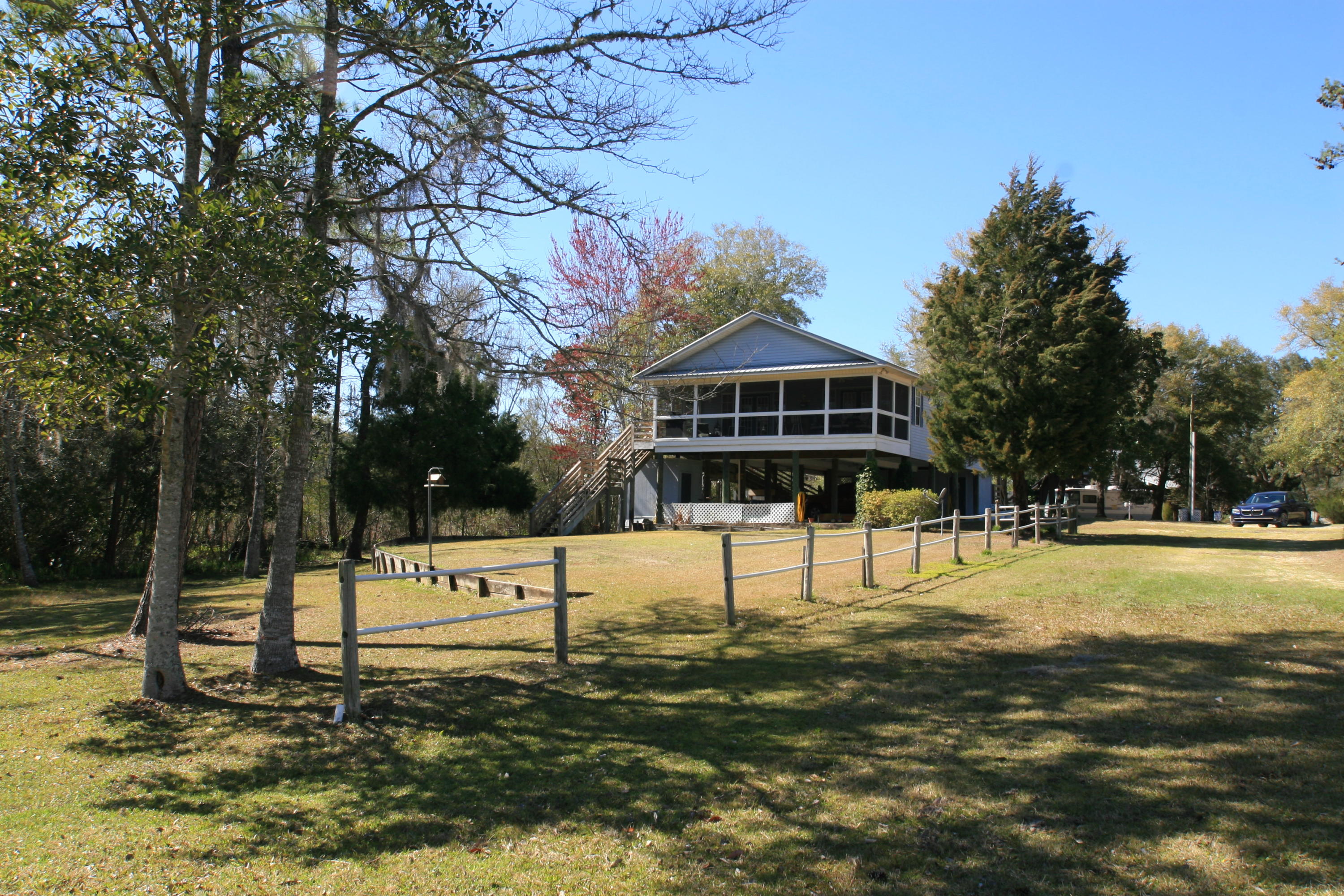 HAPPY HOLLOW - Residential