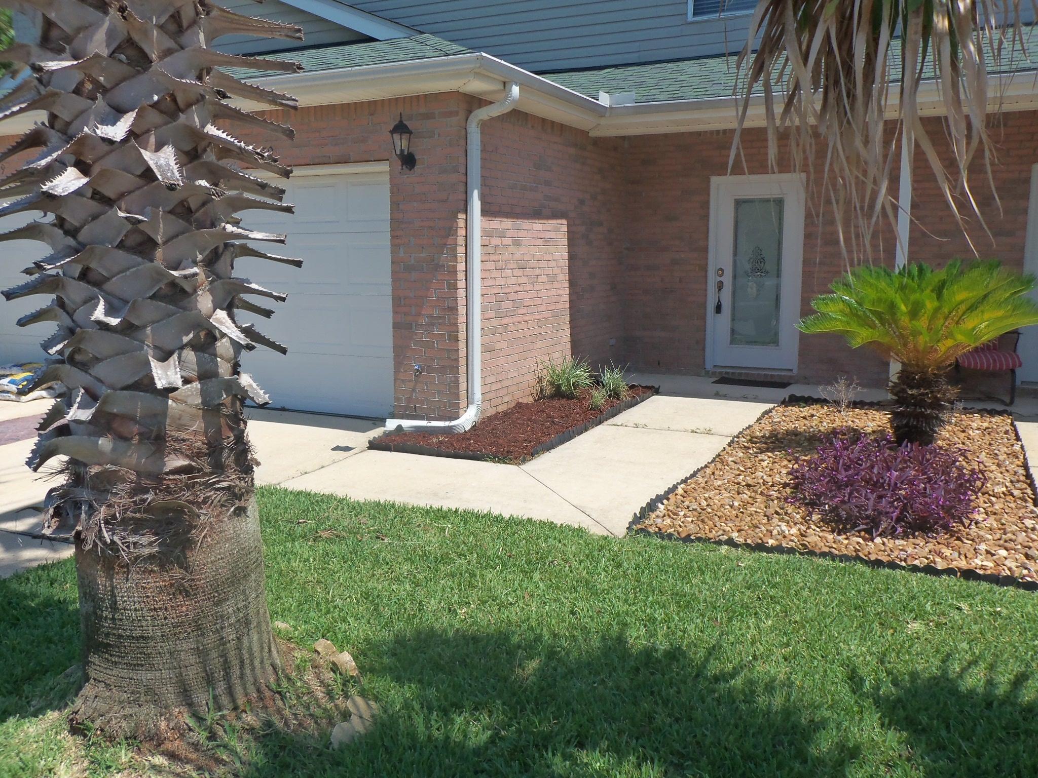 **NEW CARPET INSTALLED THROUGHOUT OCTOBER 2015**Beautiful and spacious 3 bedroom 2 and 1/2 half bathrooms. Great location near restaurants and shopping center. There is community pool. Don't miss out and call today to schedule a showing