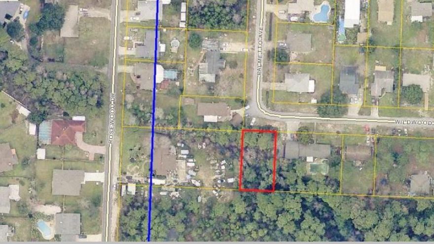 Beautiful and quiet!! Hidden gem in a quaint neighborhood. Next to a cul de sac. Perfect for a new Florida Cottage or Mobile Home.Tap fees & to have utility lines ran to property will cost approximately $4,707.19.