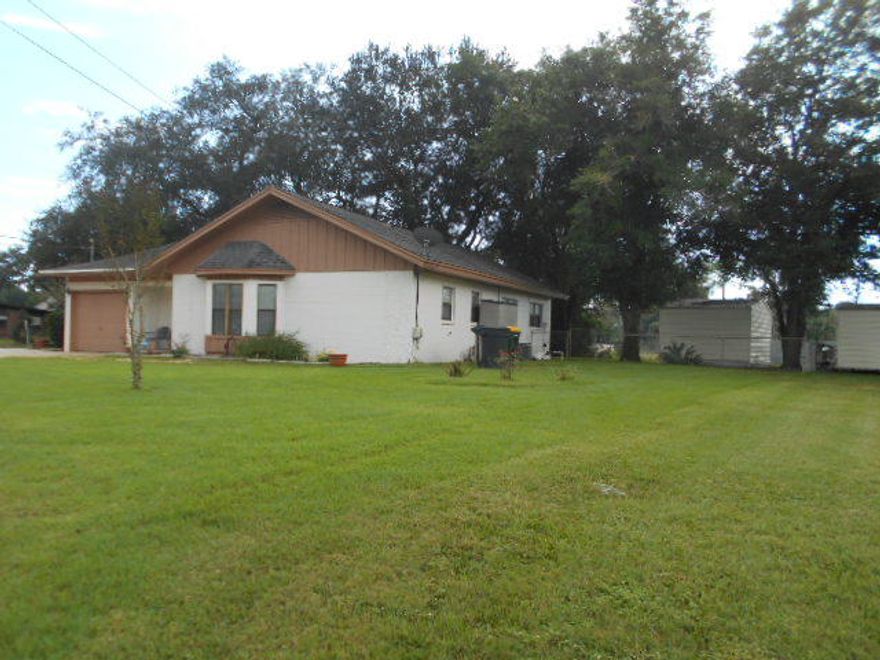 LOVELY UPDATED HOME IN ESTABLISHED
NEIGHBORHOOD. BEAUTIFUL YARD SHADED BY MATURE OAK TREES. CLOSE TO ELLIOTT POINT ELEMENTARY SCHOOL & FERRY PARK WITH WALKING PATH AND TENNIS COURTS.
FULLY EQUIPPED KITCHEN WITH GAS STOVE & OVEN. LARGE PANTRY. CORNER CANNED GOODS STORAGE.
REFRIGERATORS, WASHER & DRYER ARE STAYING IN ''AS IS'' CONDITION.
SCREENED PATIO FOR OUTSIDE RELAXATION & ENTERTAINING.
LARGE STORAGE BLDG IN BACK YARD.
LAUNDRY SINK IN UTILITY ROOM.
MASTER BATH HAS ROLL IN SHOWER & A GRAB BAR IN THE COMMODE AREA.
VERY LARGE LINEN CLOSET. WALK IN CLOSET IN MASTER BEDROOM.
YARD MAINTENANCE PROVIDED BY OWNER.
NO PETS ALLOWED. NO SMOKING IN HOUSE, SCREENED PATIO OR STORAGE BUILDING.
