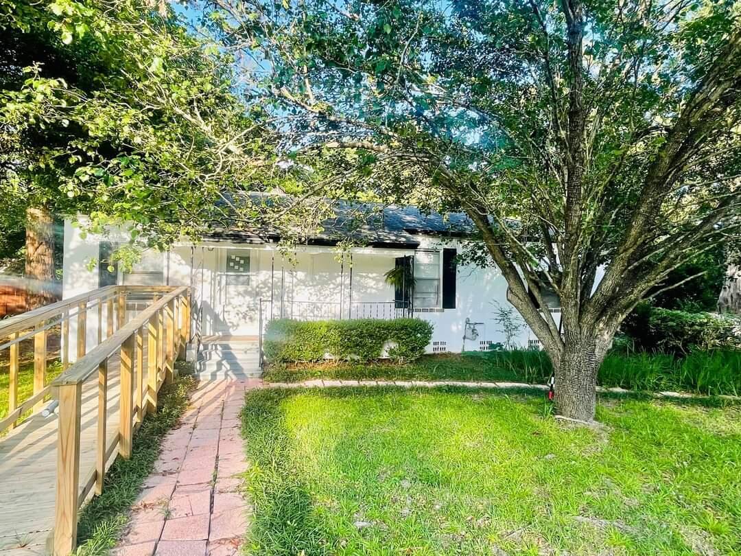 This 3/1.5 home located in Central Crestview is ready for a new owner. The original hardwood floors are in great condition and add plenty of charm to the home. Recently painted and updated so it's move in ready! Tons of cabinet space in the Eat-In Kitchen. Plenty of outdoor area to spread out and relax.