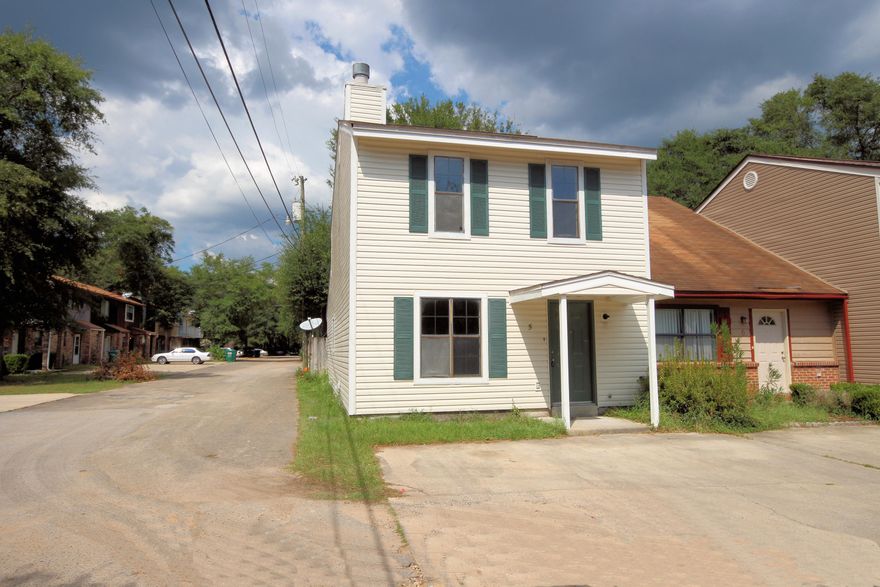Nice 3- bedroom 2- bath townhome in the heart of Fort Walton Beach. Fresh paint, tile and new carpet, new stainless steel stove, dishwasher and refrigerator. New fans in living room and the 3 bedrooms. Indoor laundry room, all new light fixtures. Small fenced in back yard. Sorry no pets allowed! Like new, great location close to bases, shopping and beaches. Available now, make your appointment today!!