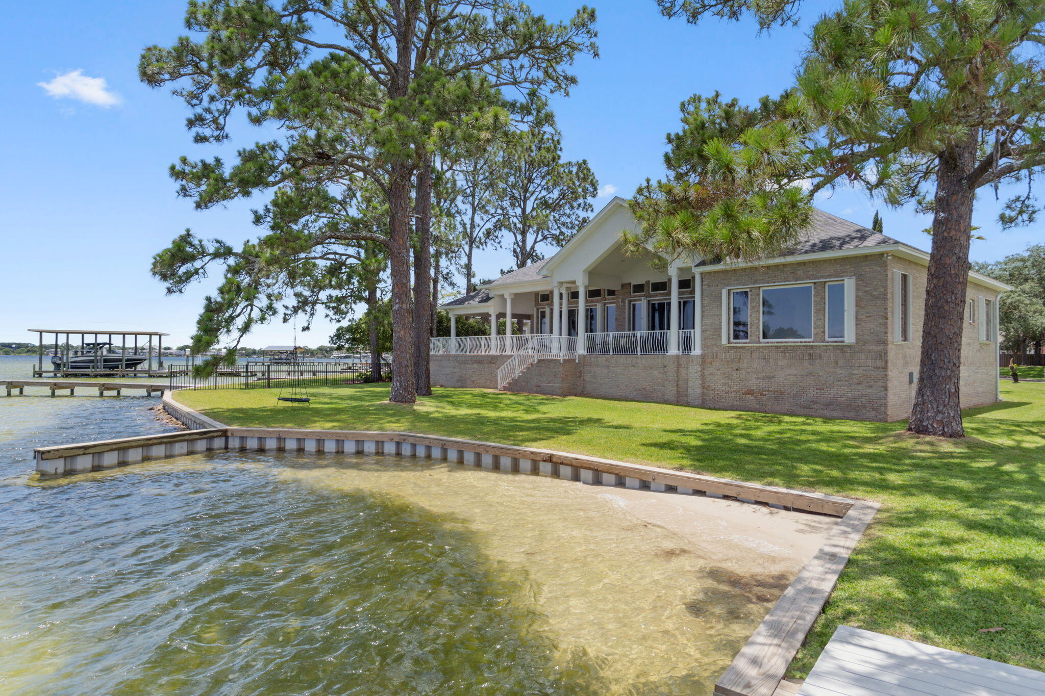 PARADISE POINT - Residential