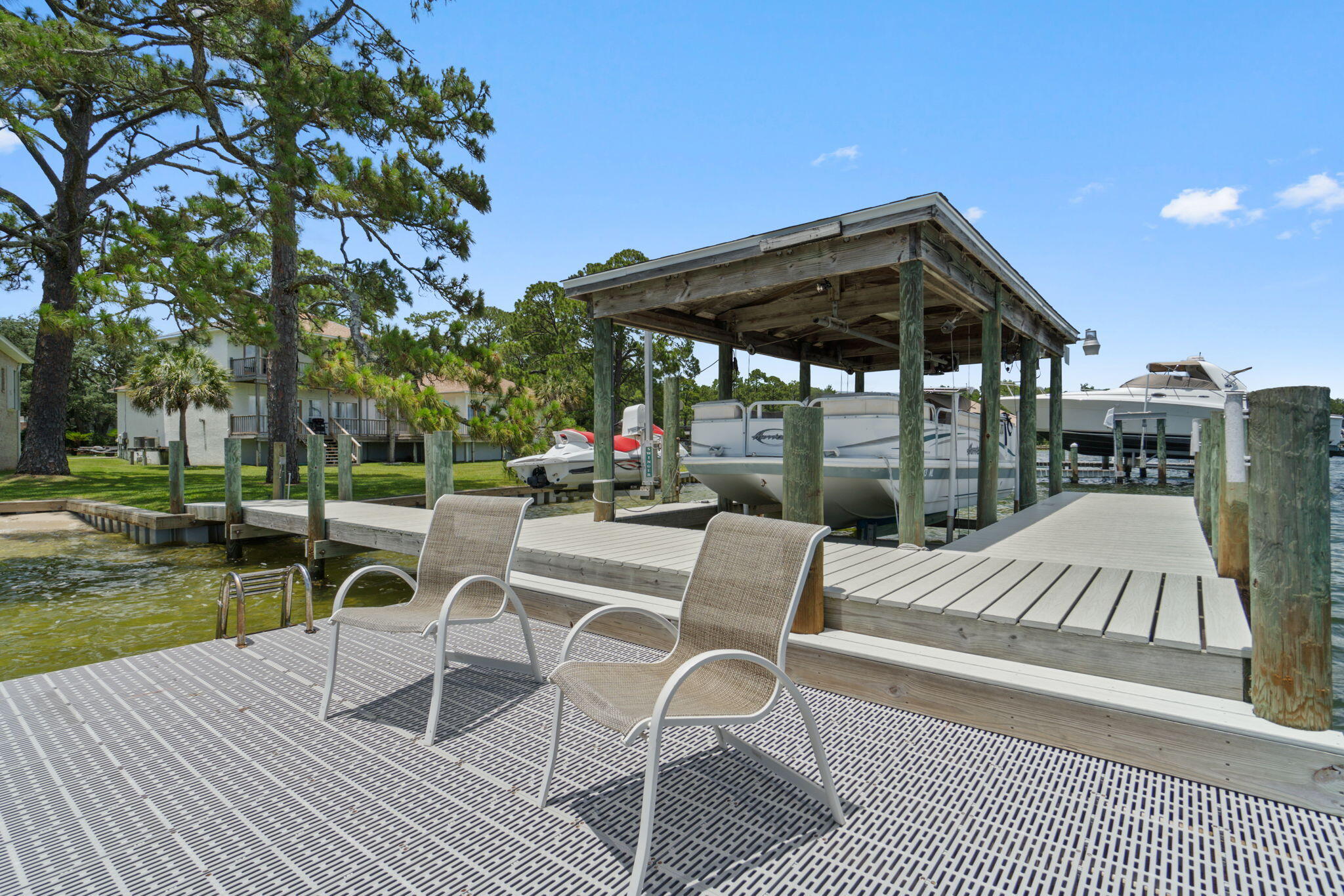PARADISE POINT - Residential