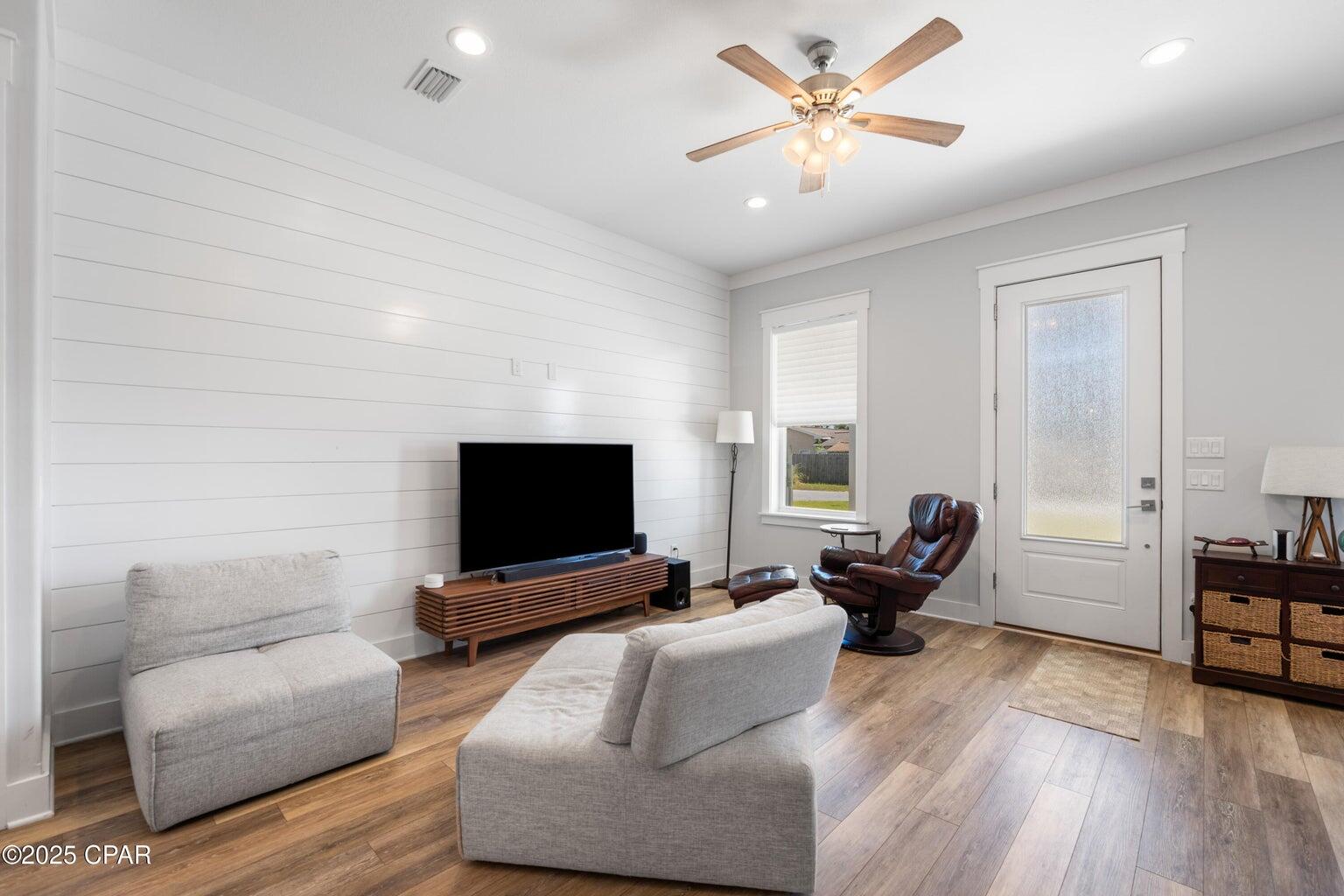 LAGUNA BEACH - Residential