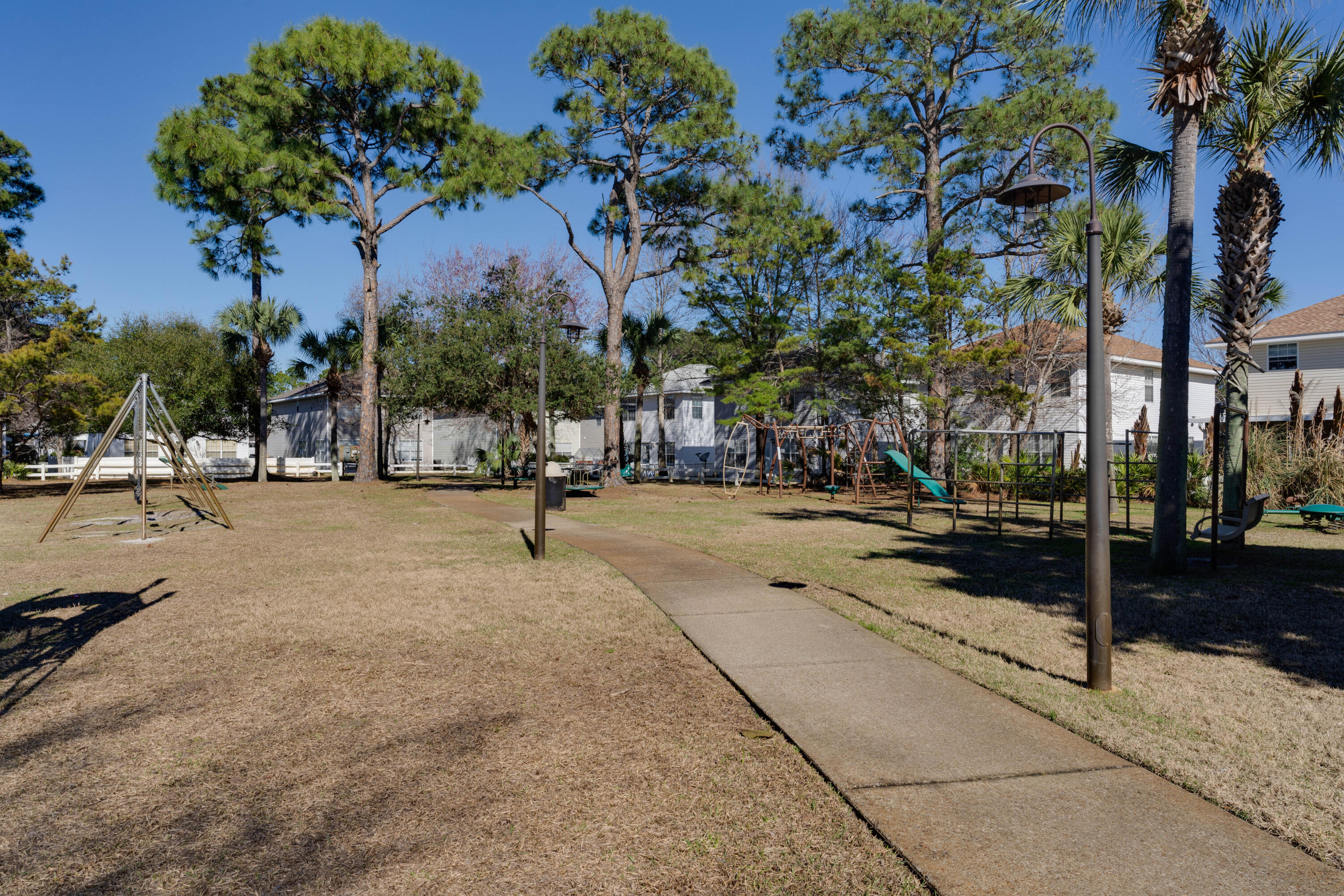 TWIN LAKES - Residential